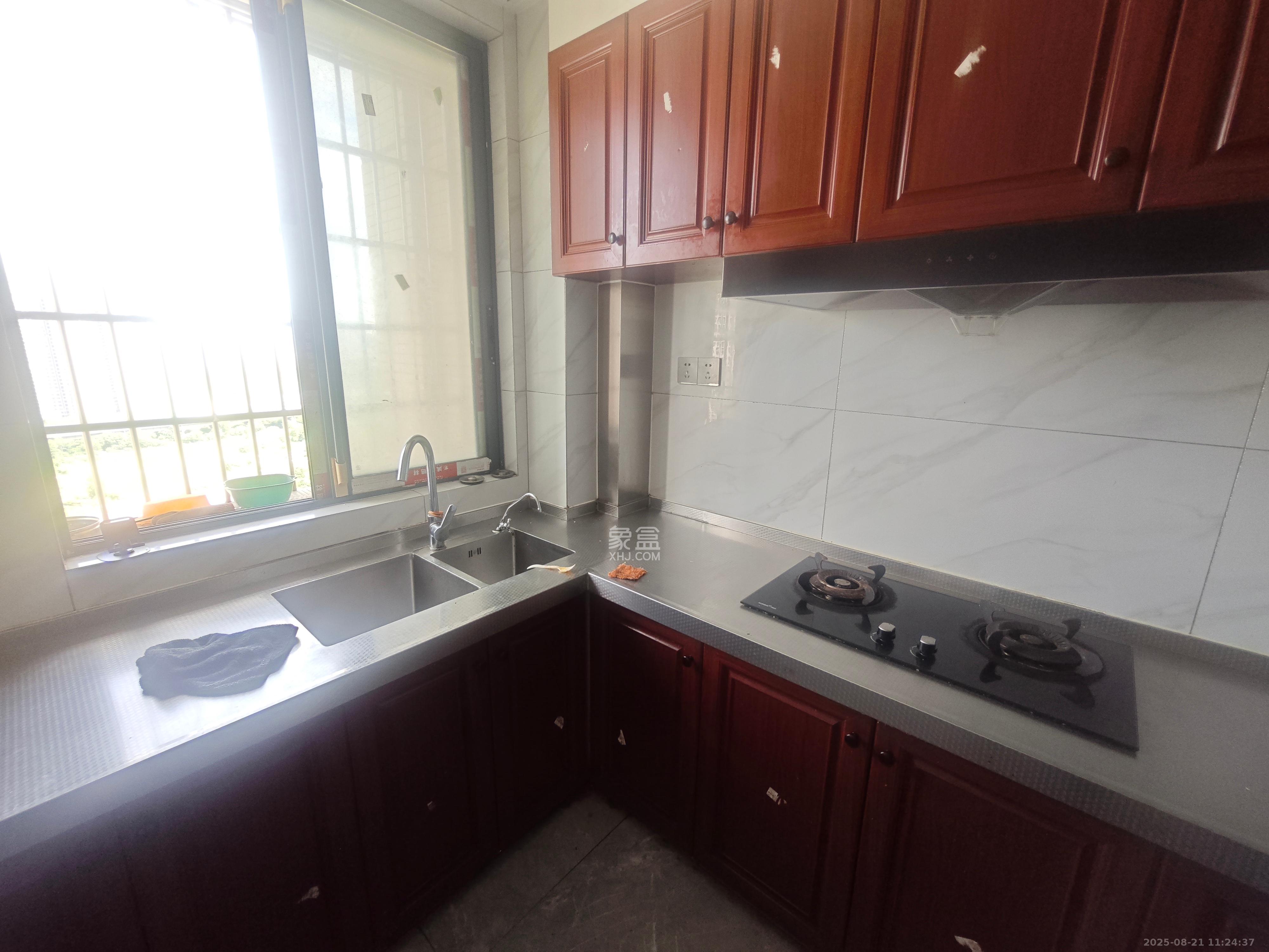 星城新宇川河苑 3室2厅1卫 2200.0元/月 星城新宇川河苑 3室2厅1卫 2200.0元/月室内图