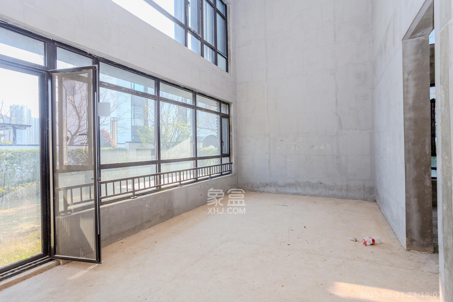 长房润和湘江玥 6室2厅4卫 700.0万 长房润和湘江玥 6室2厅4卫 700.0万客厅