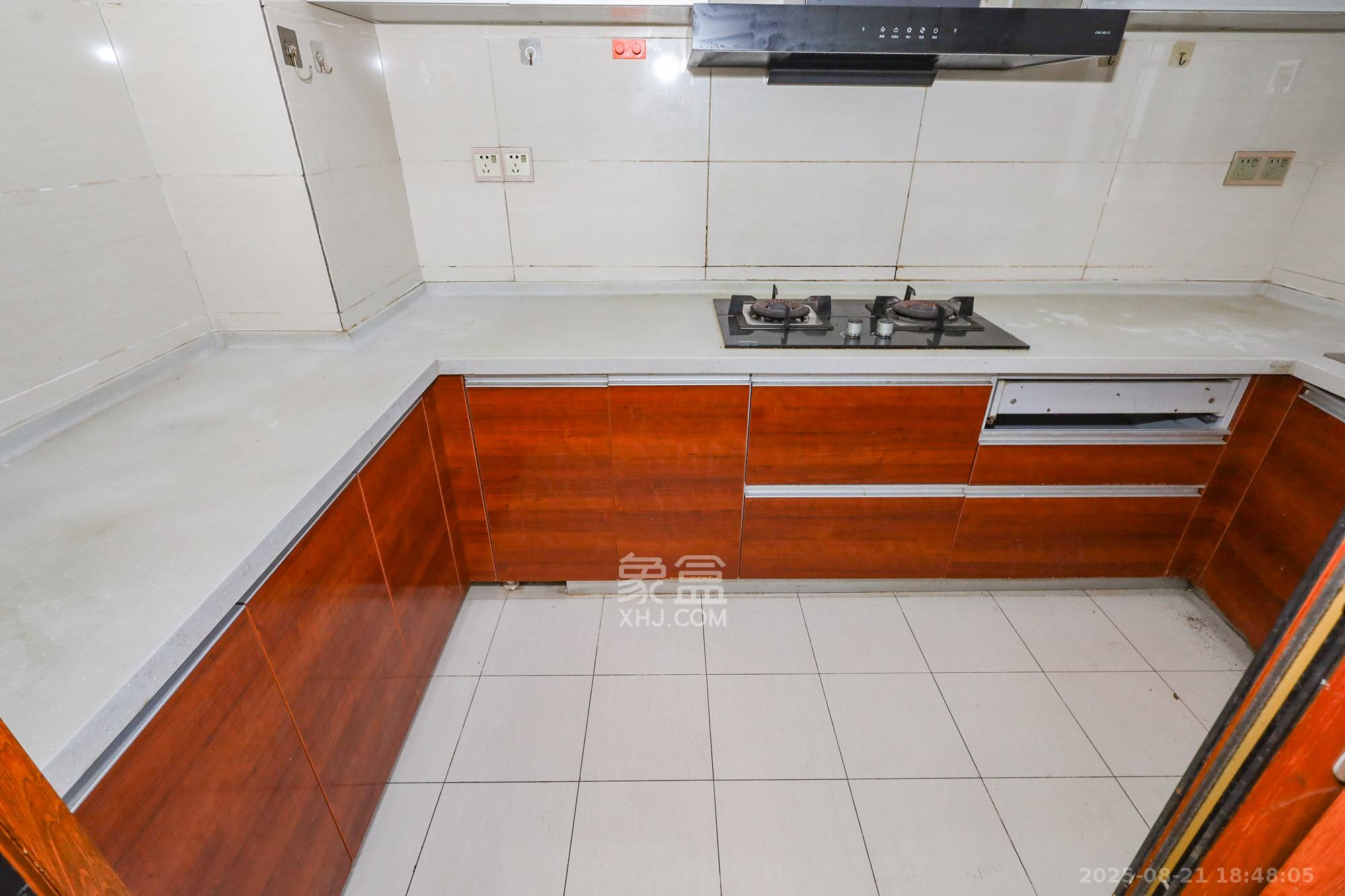 钰龙天下一期  4室2厅2卫    300.0万 钰龙天下一期  4室2厅2卫    300.0万厨房