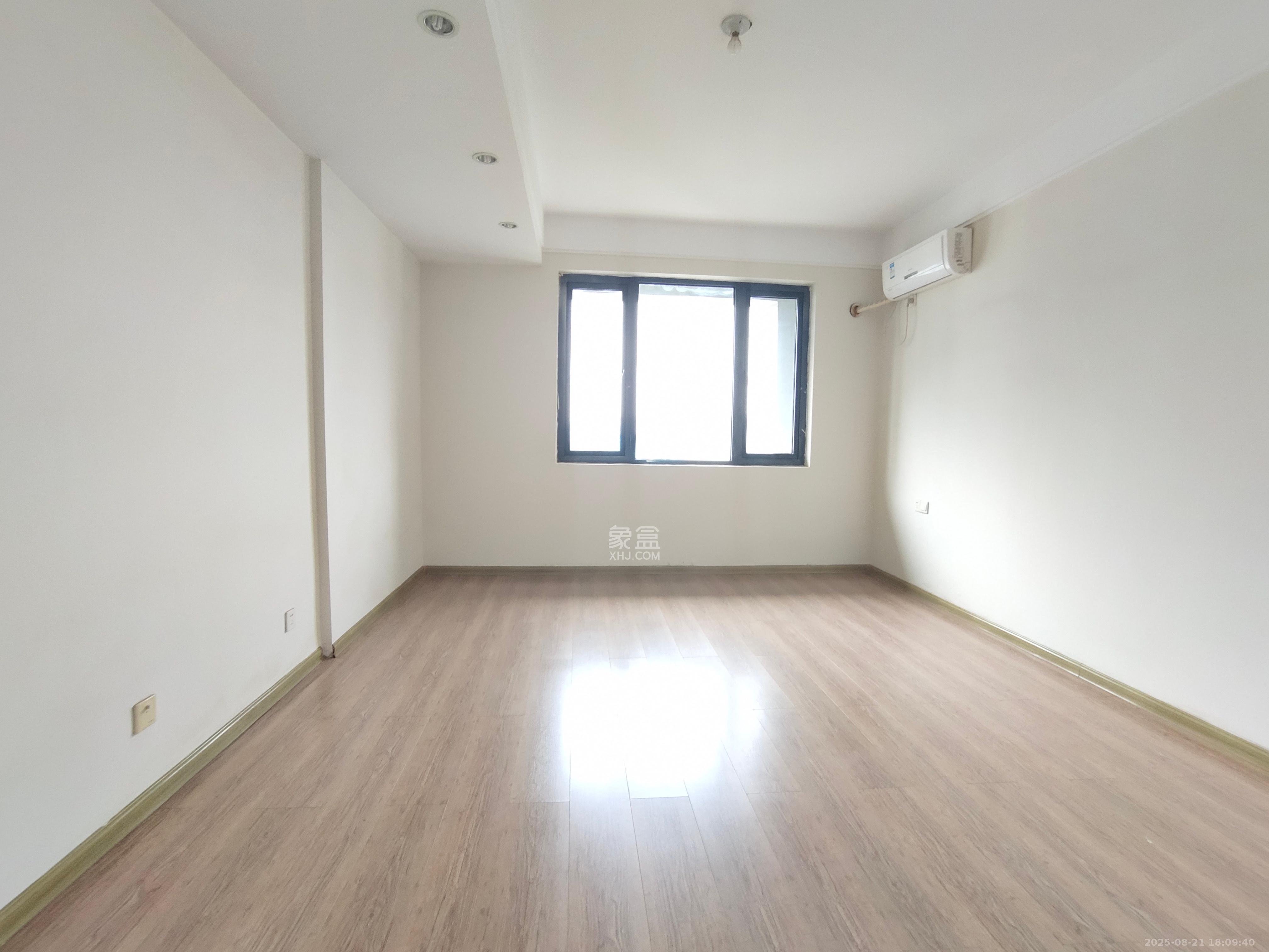 阳光100三期 3室2厅2卫 2300.00元/月 阳光100三期 3室2厅2卫 2300.00元/月室内图