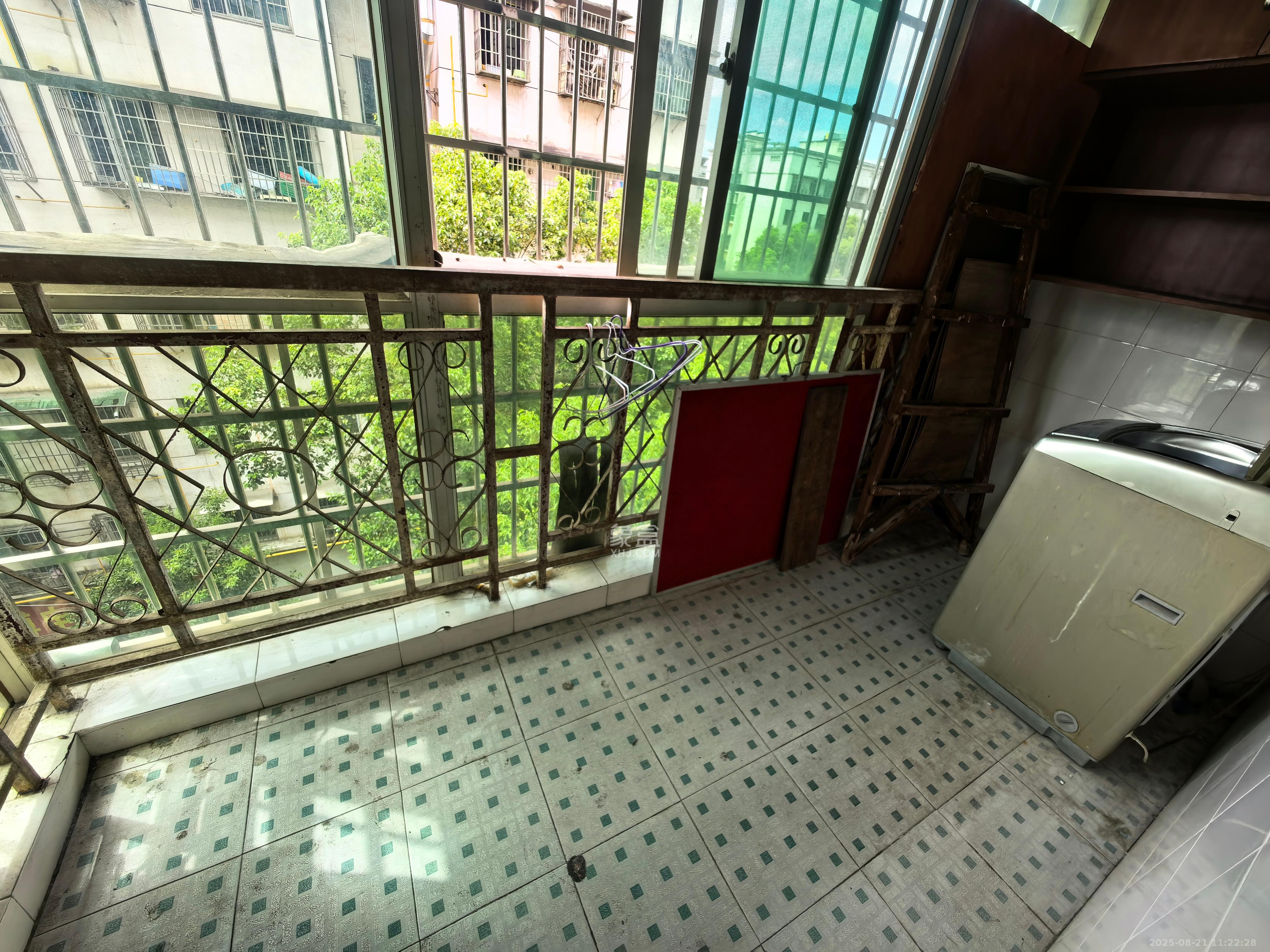 中南汽车世界 2室2厅1卫 1300.0元/月 中南汽车世界 2室2厅1卫 1300.0元/月室内图