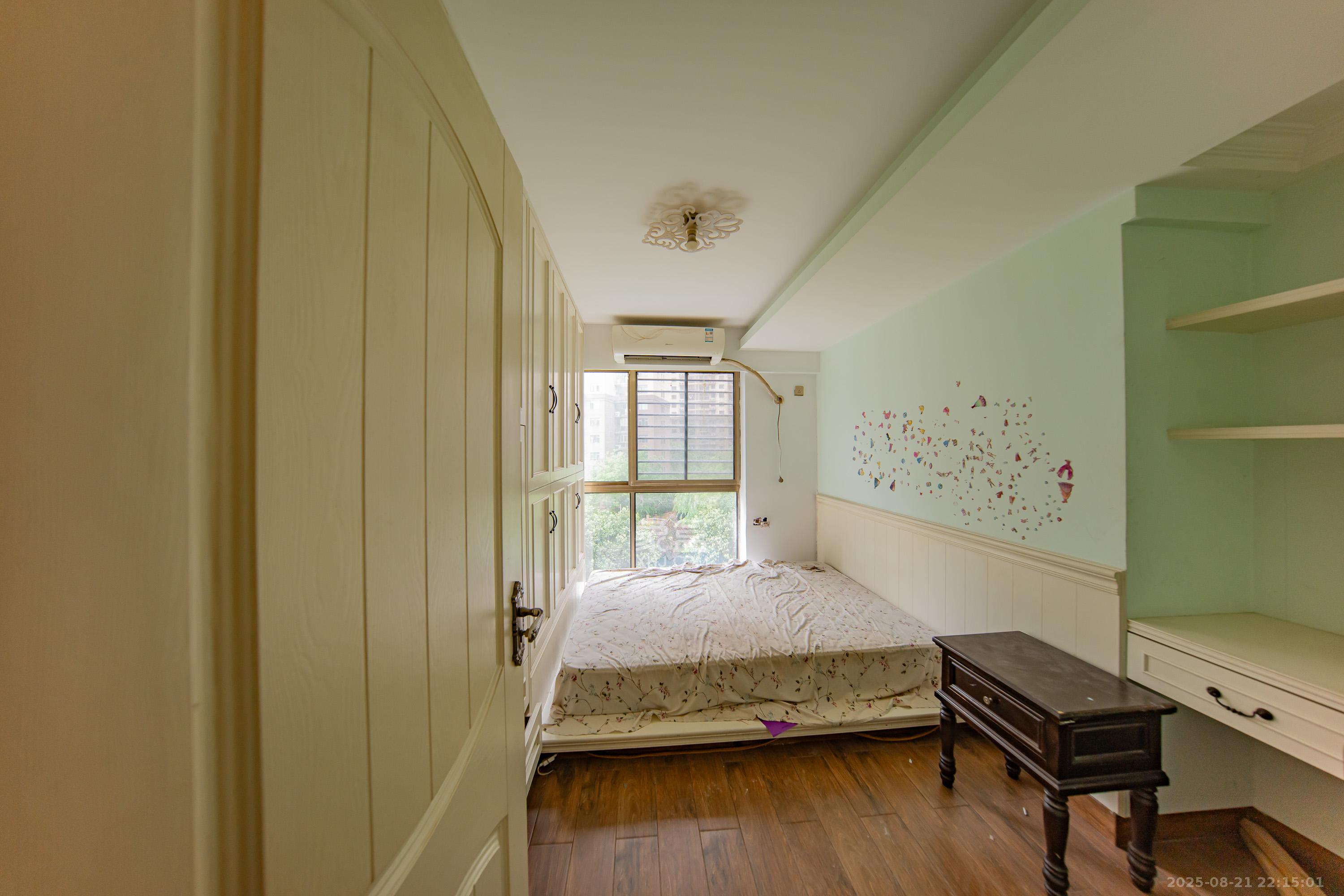 江山帝景哈佛  4室2厅2卫    140.0万卧室