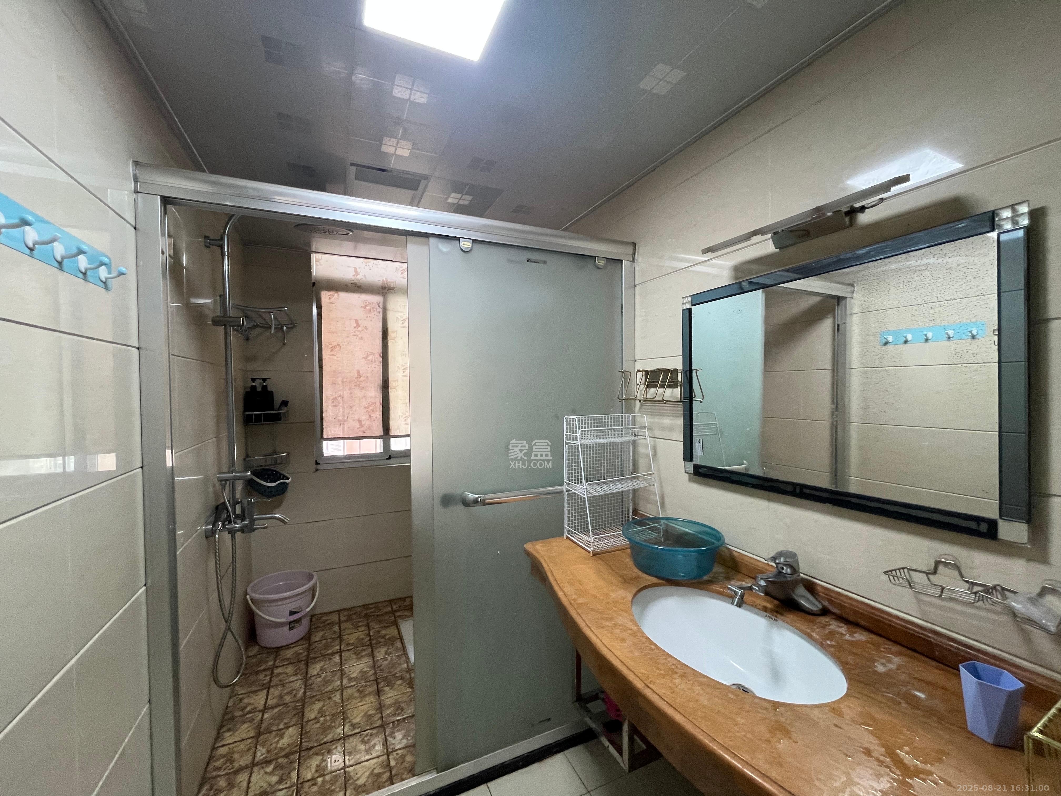 八一小区  3室2厅2卫    2100.0元/月 八一小区  3室2厅2卫    2100.0元/月室内图