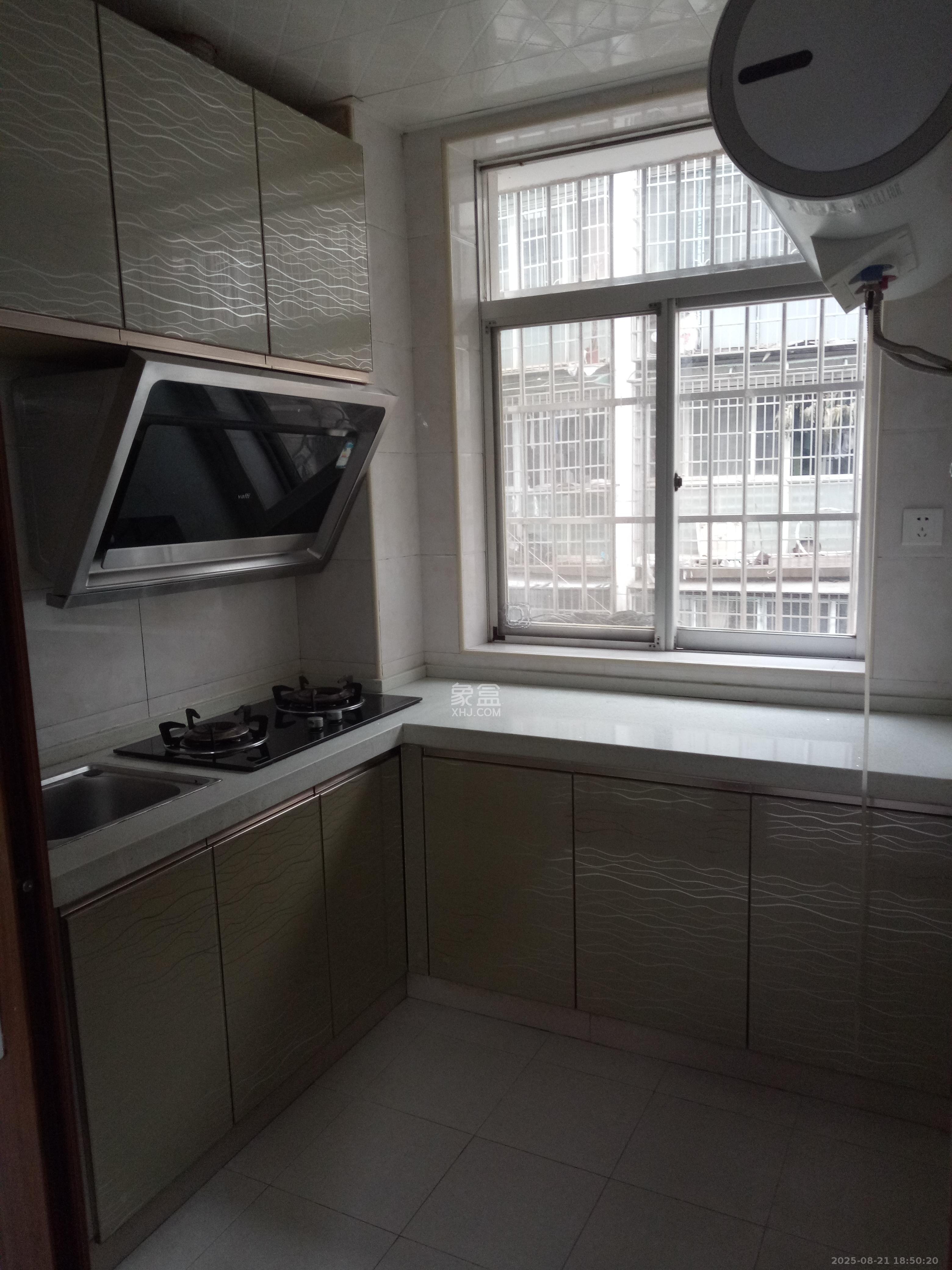 莲湖汽车饰品城(莲湖公寓)  1室2厅1卫    1700.0元/月 莲湖汽车饰品城(莲湖公寓)  1室2厅1卫    1700.0元/月室内图