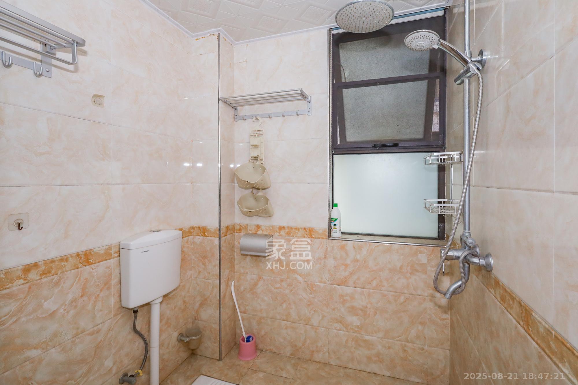 滨江一号(丰泰花园) 3室2厅1卫 79.9万 滨江一号(丰泰花园) 3室2厅1卫 79.9万卫生间