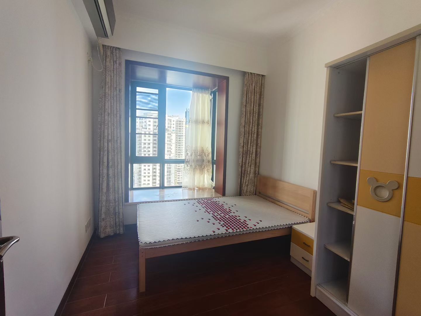 金碧文华 3室2厅2卫 227.0万 金碧文华 3室2厅2卫 227.0万客厅