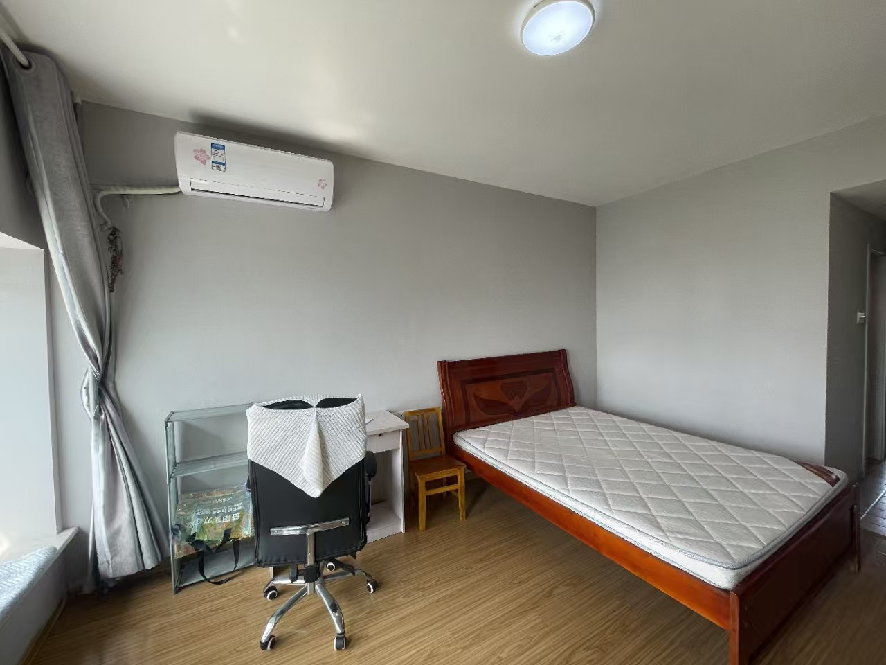 阳光青年城  1室1厅1卫    900.0元/月 阳光青年城  1室1厅1卫    900.0元/月室内图1