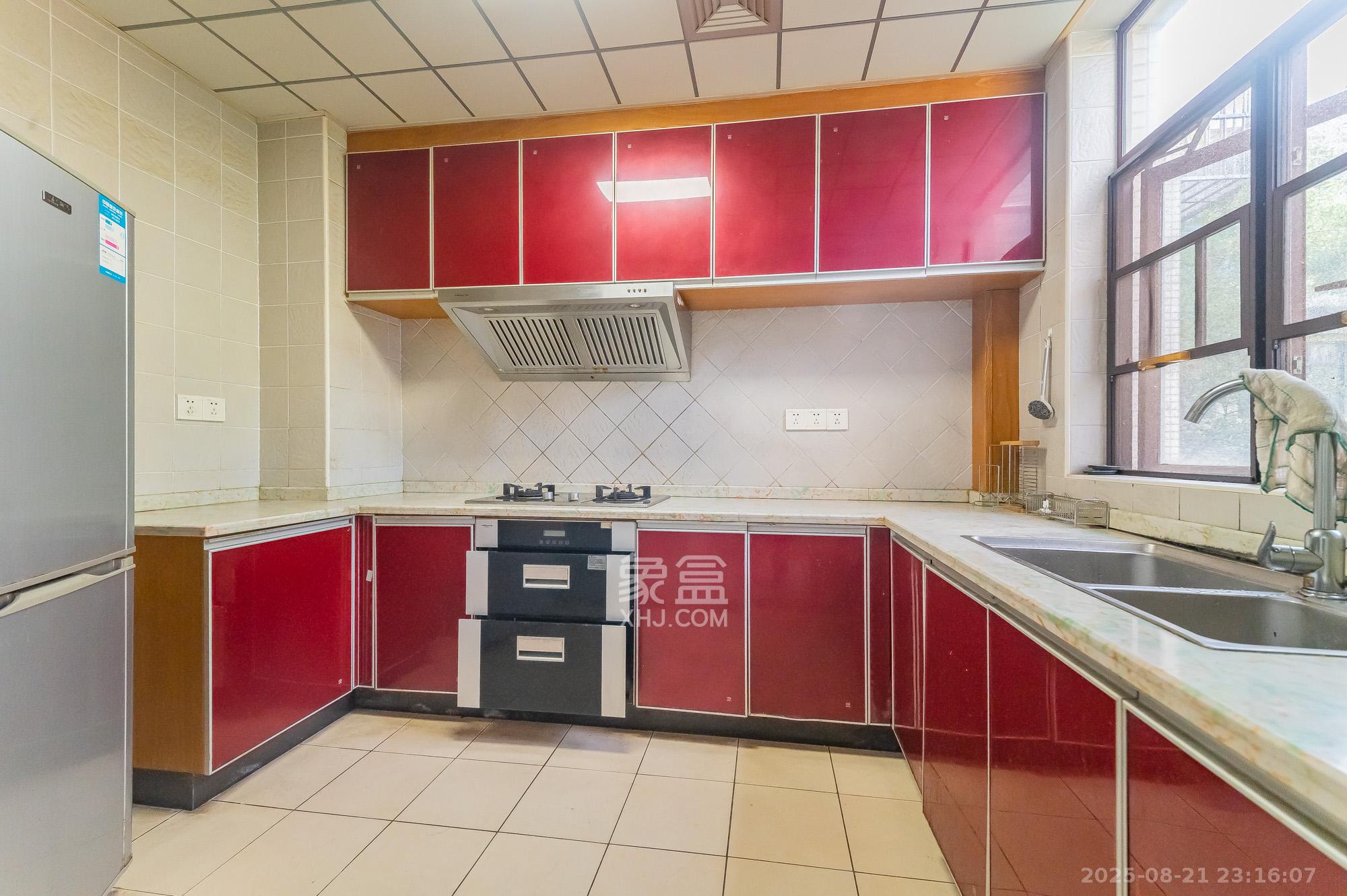 鹏基诺亚山林  3室2厅2卫    94.8万 鹏基诺亚山林  3室2厅2卫    94.8万厨房