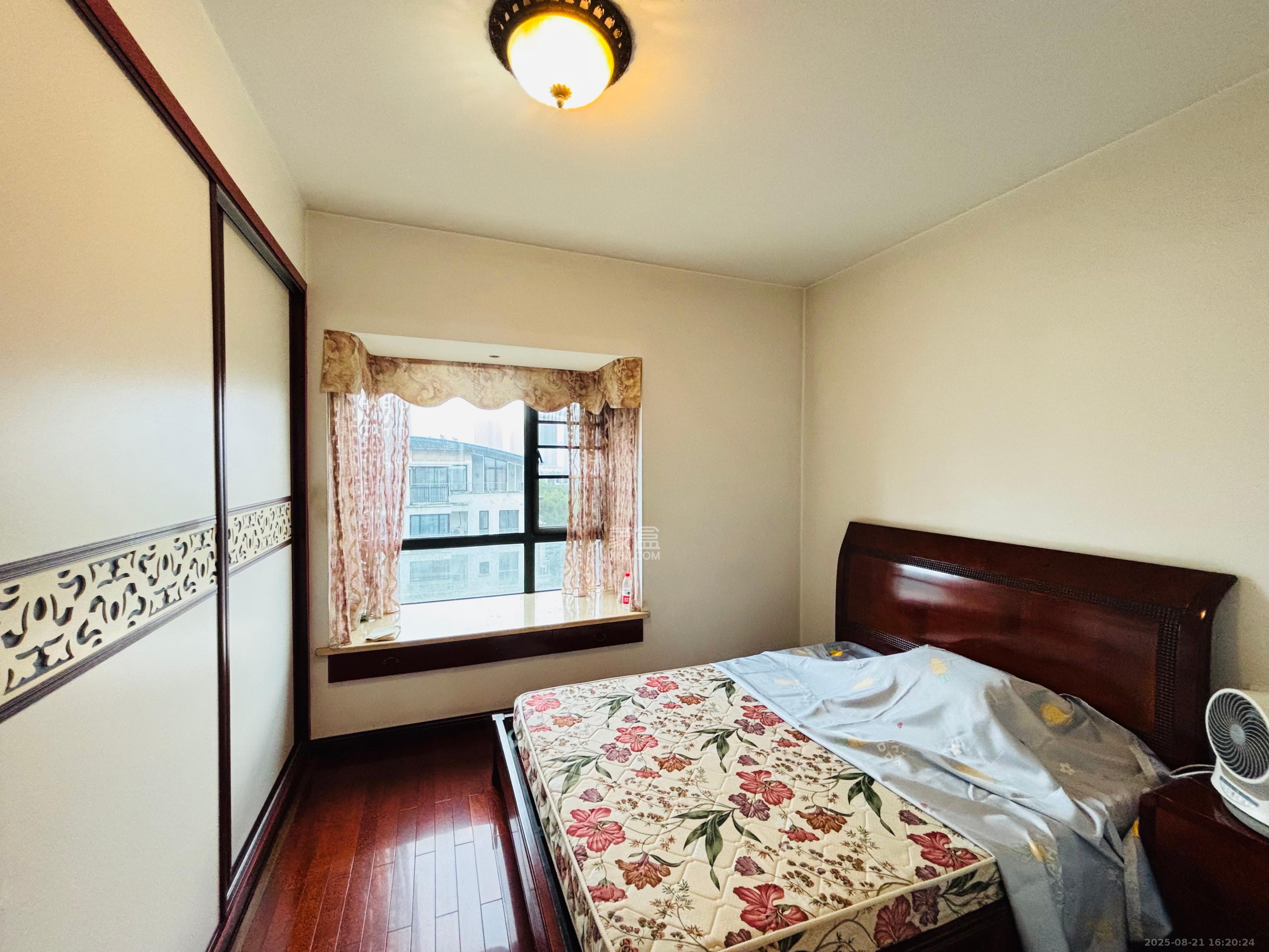 西街花园  4室2厅2卫    4800.0元/月室内图