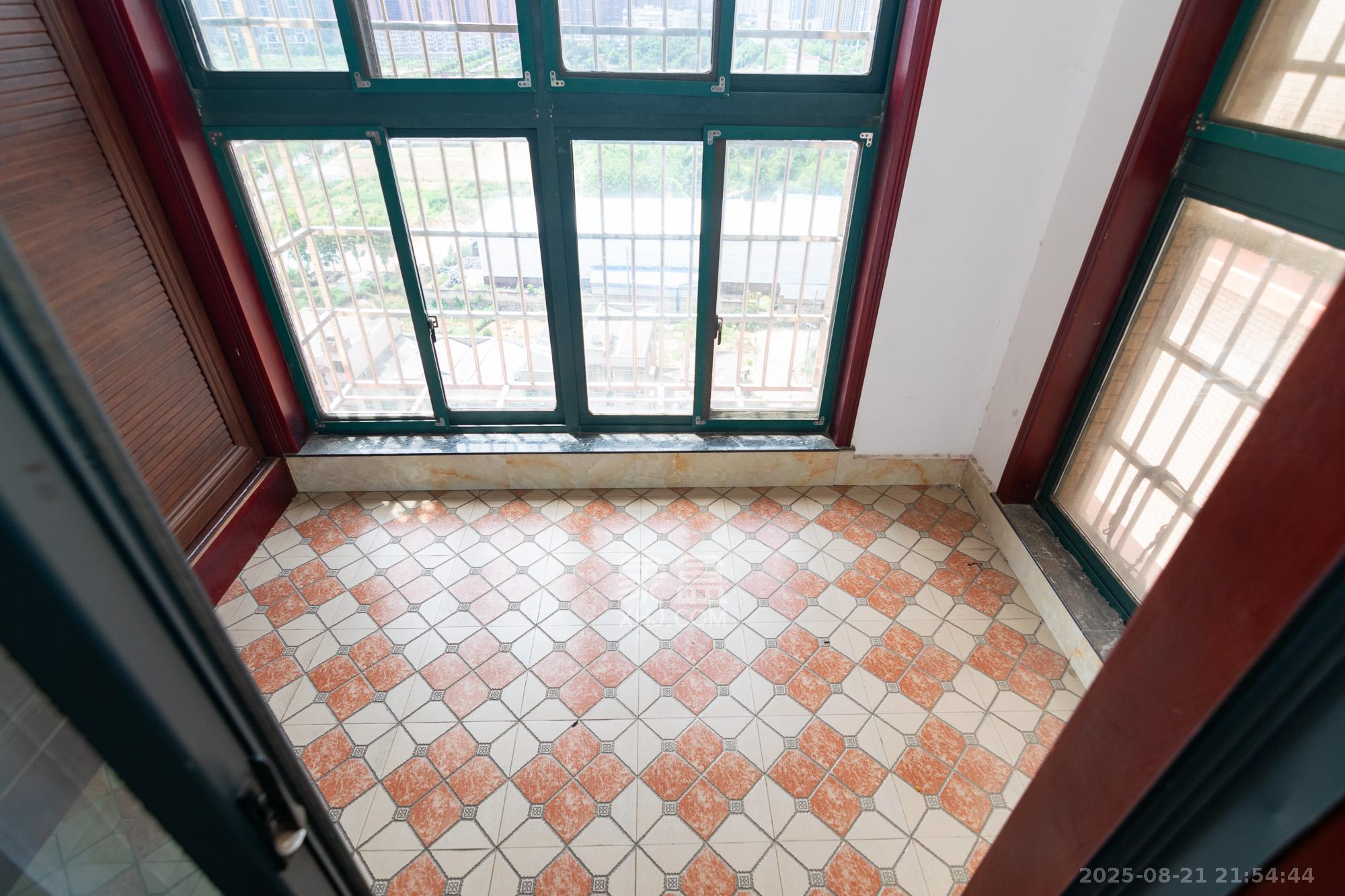 新雅黄金苑  3室2厅2卫    68.0万 新雅黄金苑  3室2厅2卫    68.0万阳台