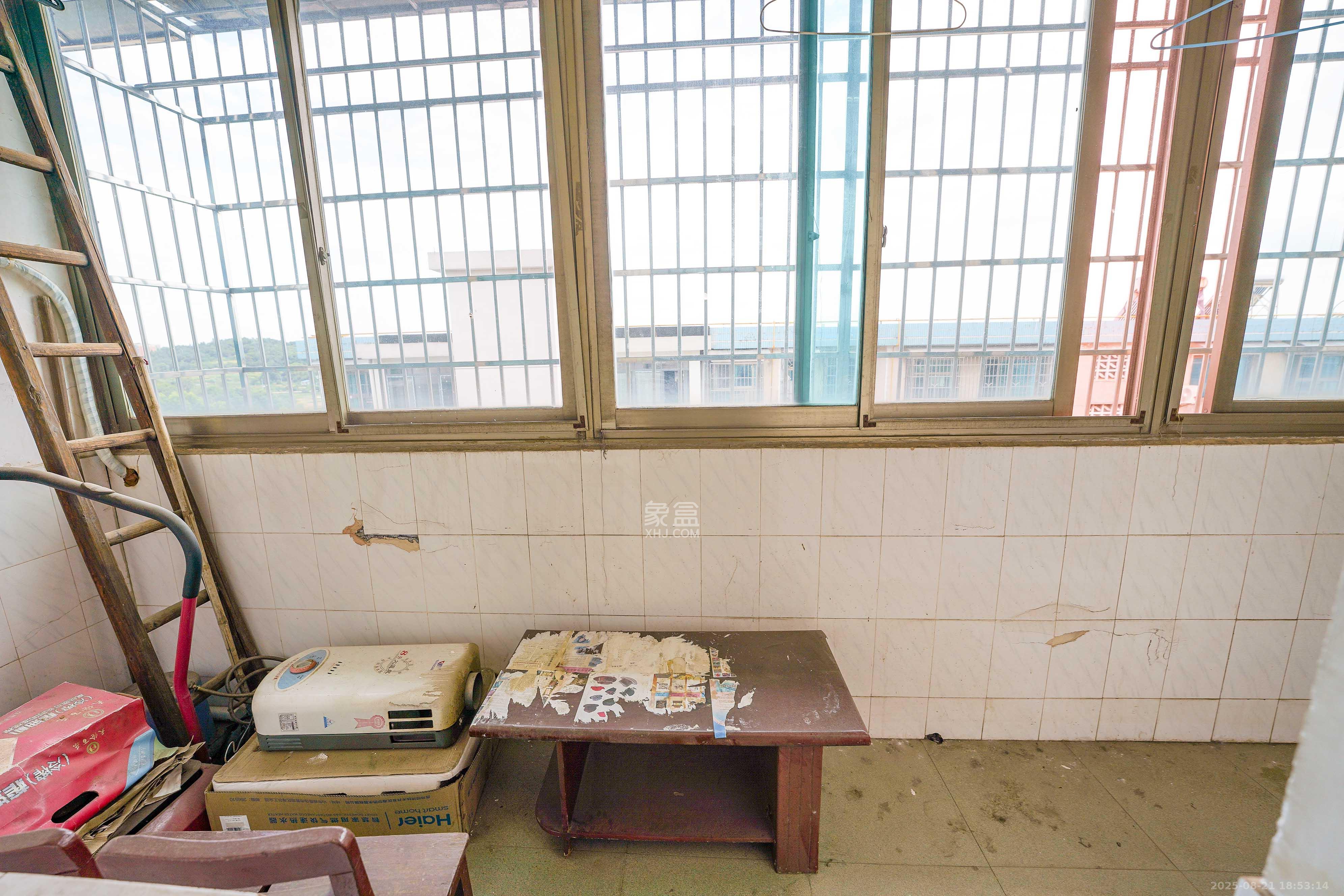 湖南省核工业地质局三0三大队  2室2厅1卫   19.00万阳台