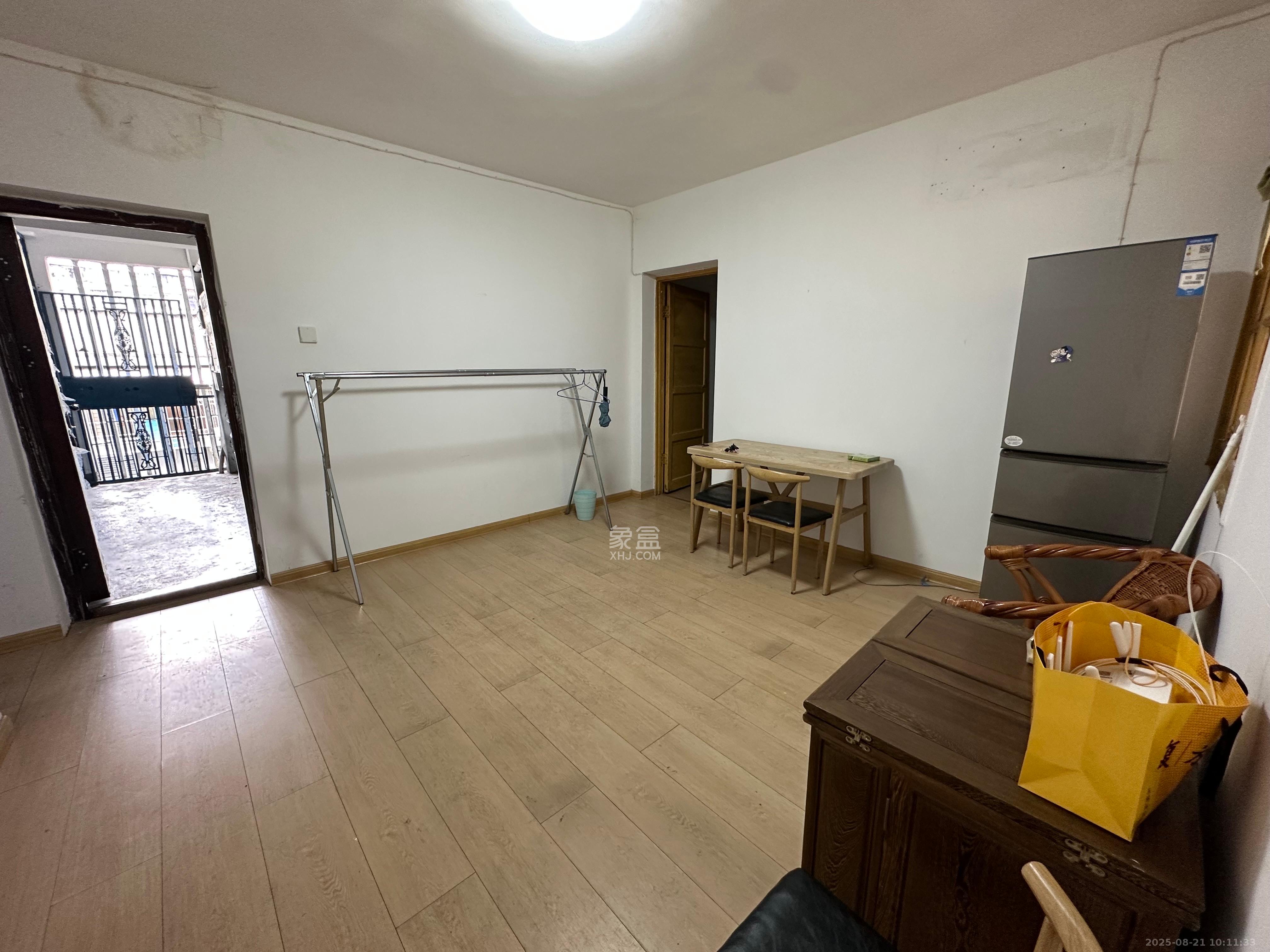 三兴街烟草专卖局宿舍 2室2厅1卫 2000.0元/月 三兴街烟草专卖局宿舍 2室2厅1卫 2000.0元/月室内图