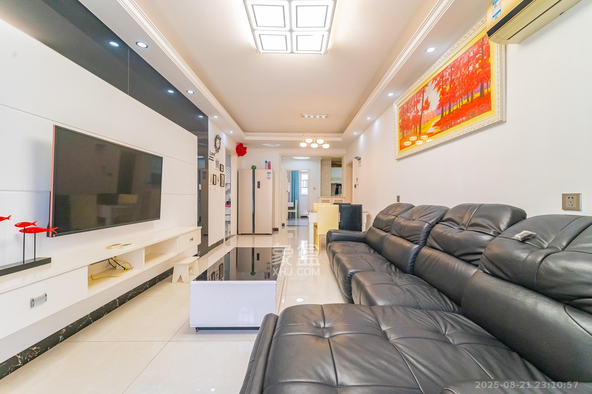 MOMA当代广场  3室2厅1卫    61.8万 MOMA当代广场  3室2厅1卫    61.8万客厅