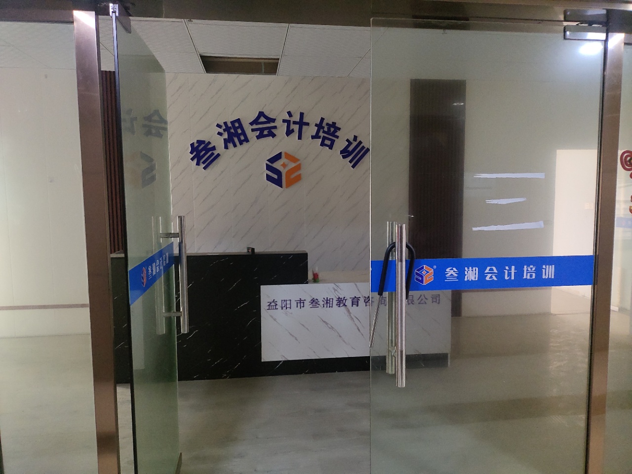 锦宇国际 1室1厅1卫 29.8万 锦宇国际 1室1厅1卫 29.8万客厅