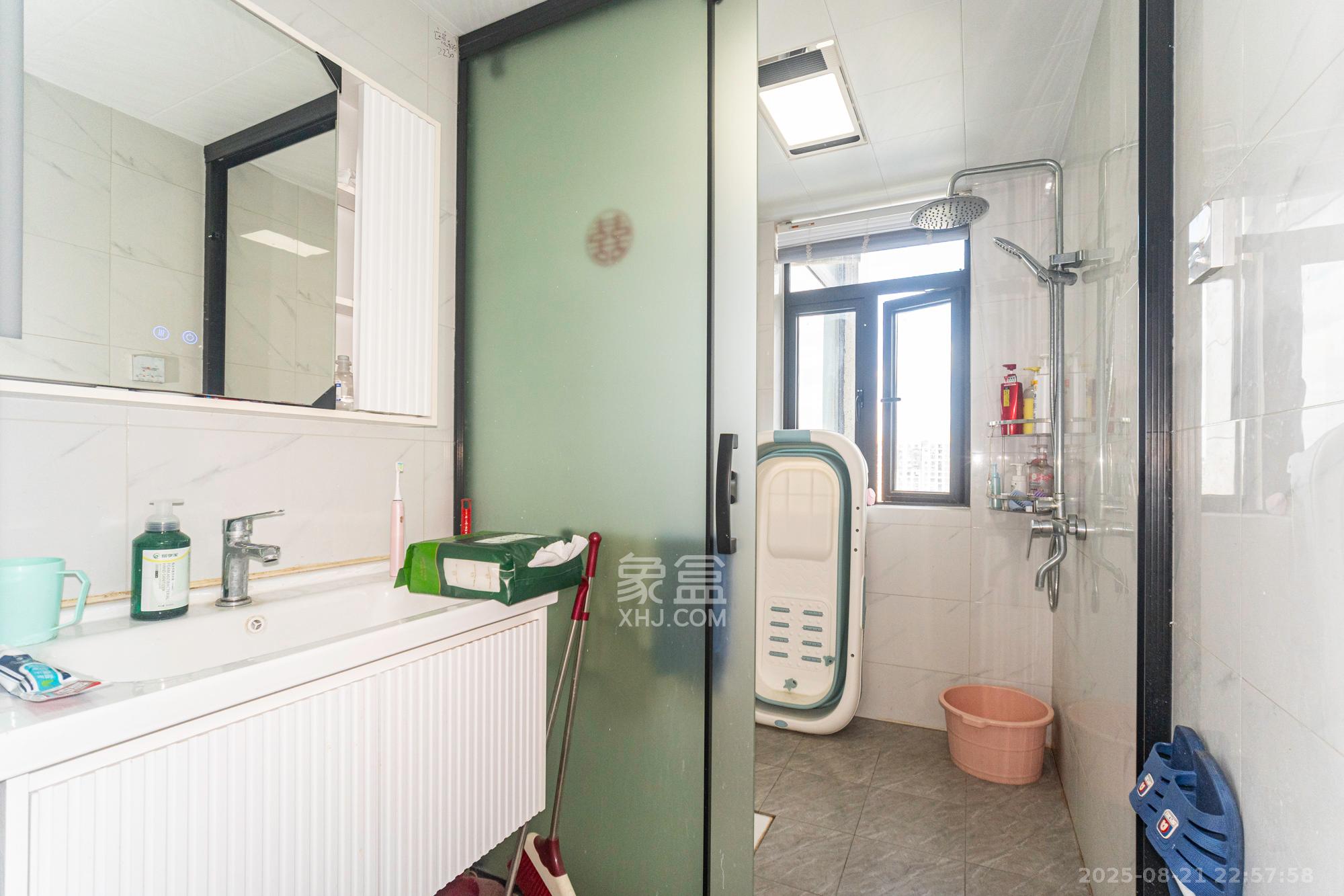 财汇新天地(财汇商务广场) 4室2厅2卫 90.8万 财汇新天地(财汇商务广场) 4室2厅2卫 90.8万卫生间