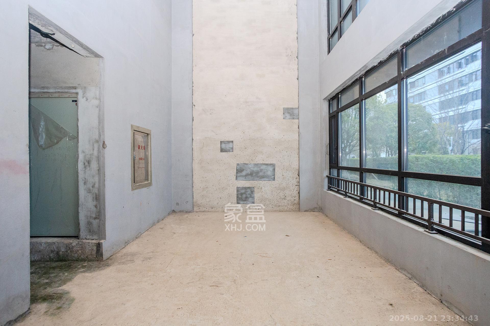 长房润和湘江玥 6室2厅2卫 600.0万 长房润和湘江玥 6室2厅2卫 600.0万客厅