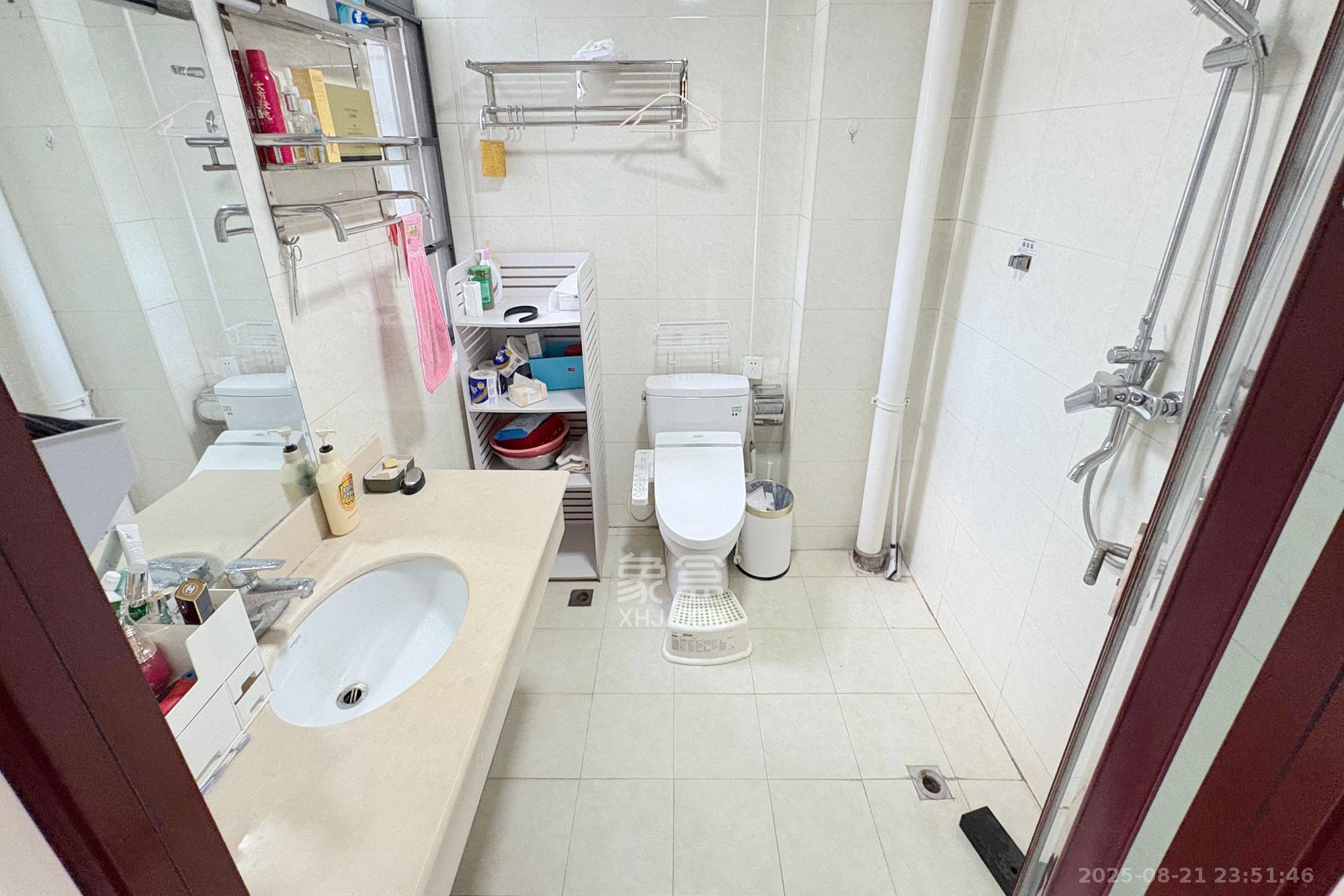 湖南宾馆  4室2厅2卫   268.00万卫生间