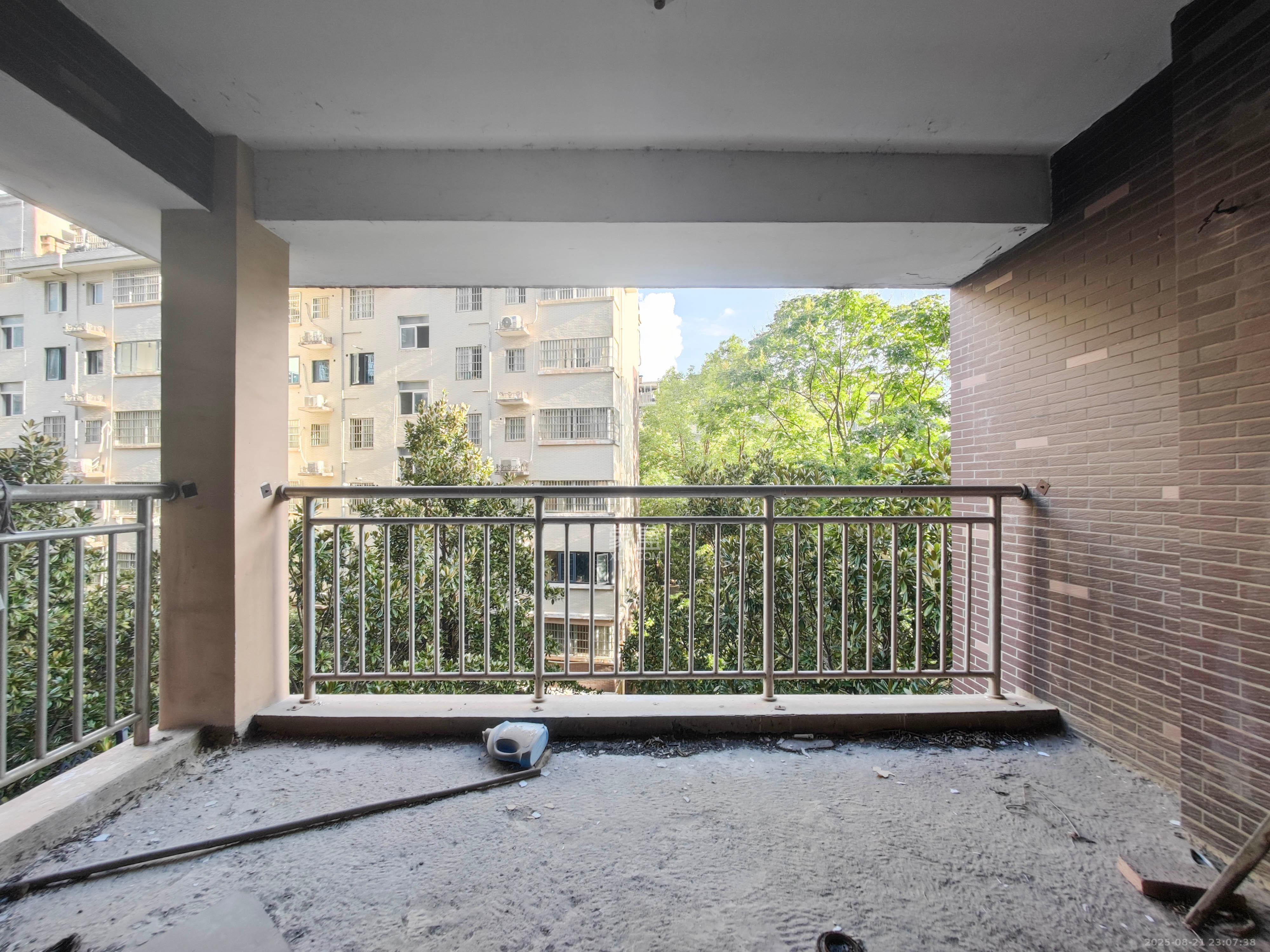 鄱阳小区  3室2厅2卫    98.0万阳台