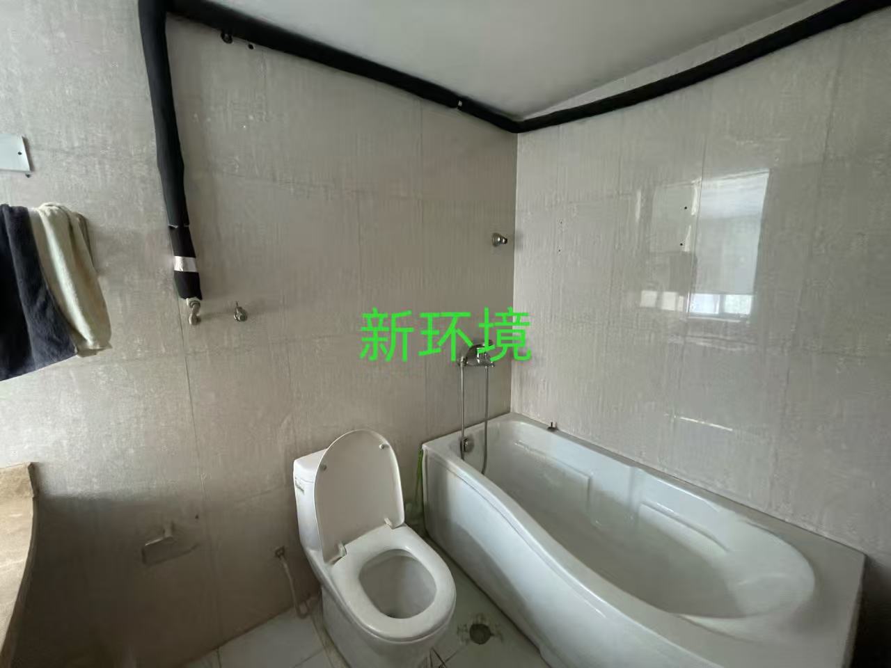 月亮湾一期  4室2厅2卫   73.00万客厅