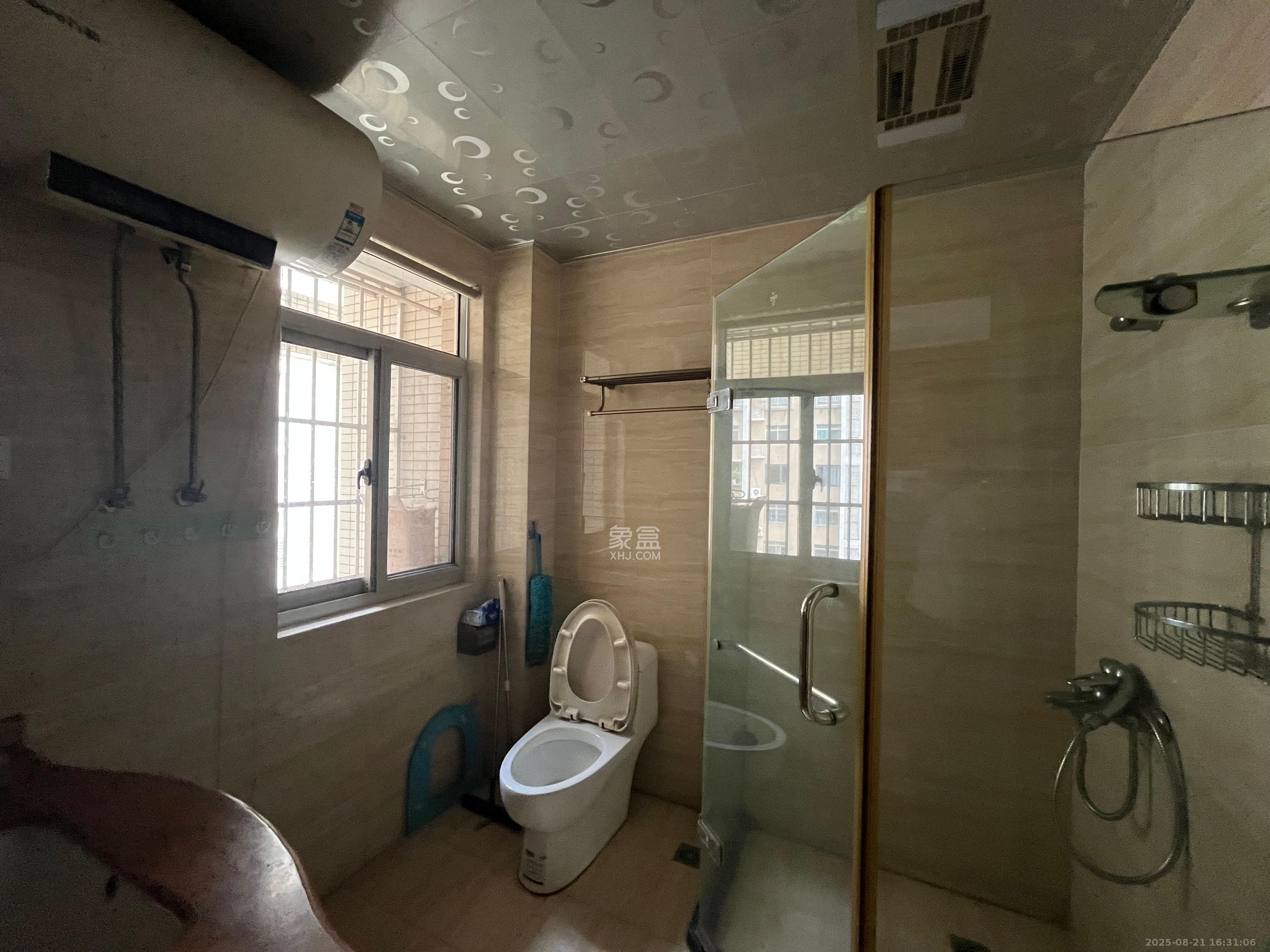 八一小区  3室2厅2卫    2100.0元/月 八一小区  3室2厅2卫    2100.0元/月室内图