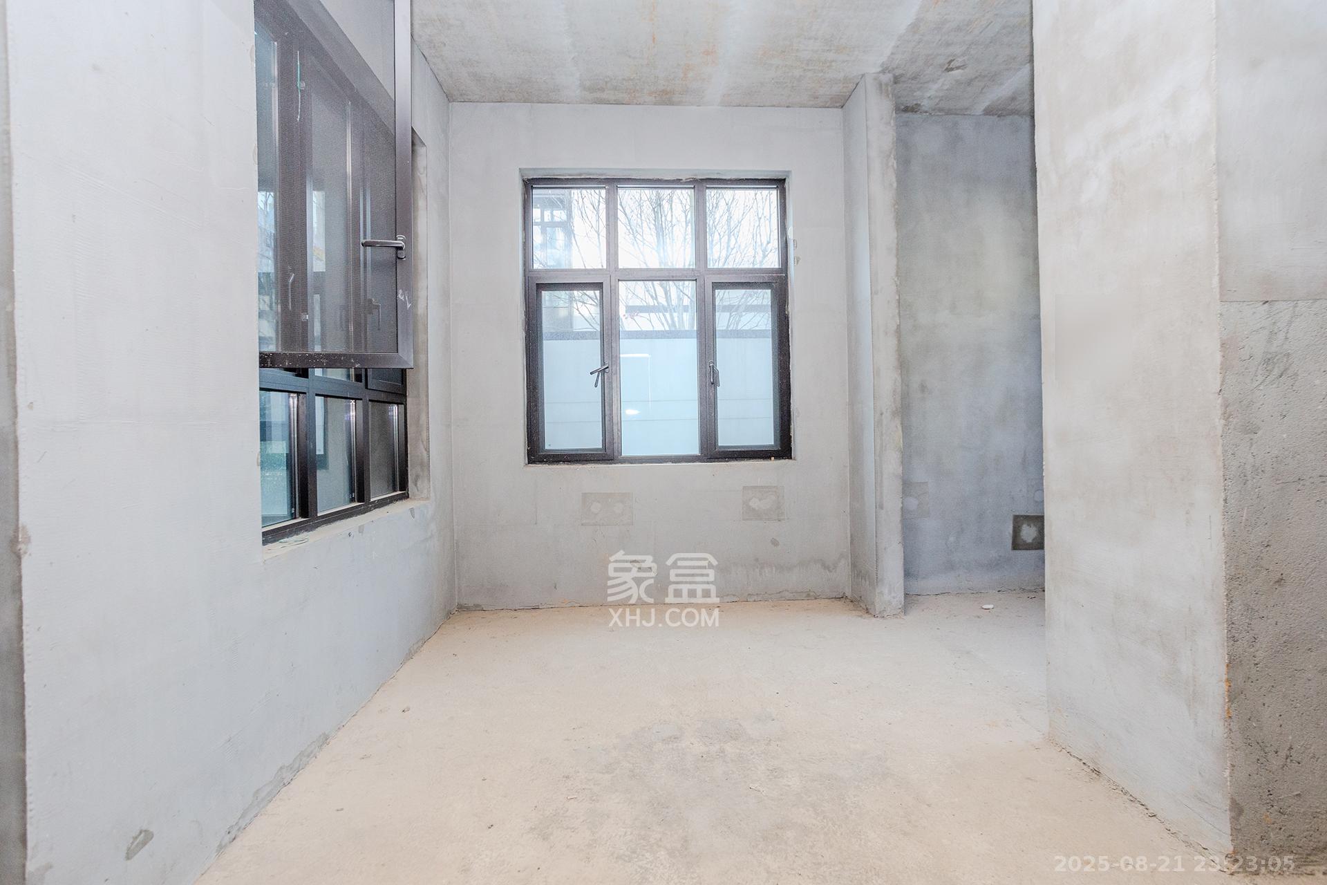 长房润和湘江玥 6室2厅4卫 700.0万 长房润和湘江玥 6室2厅4卫 700.0万客厅