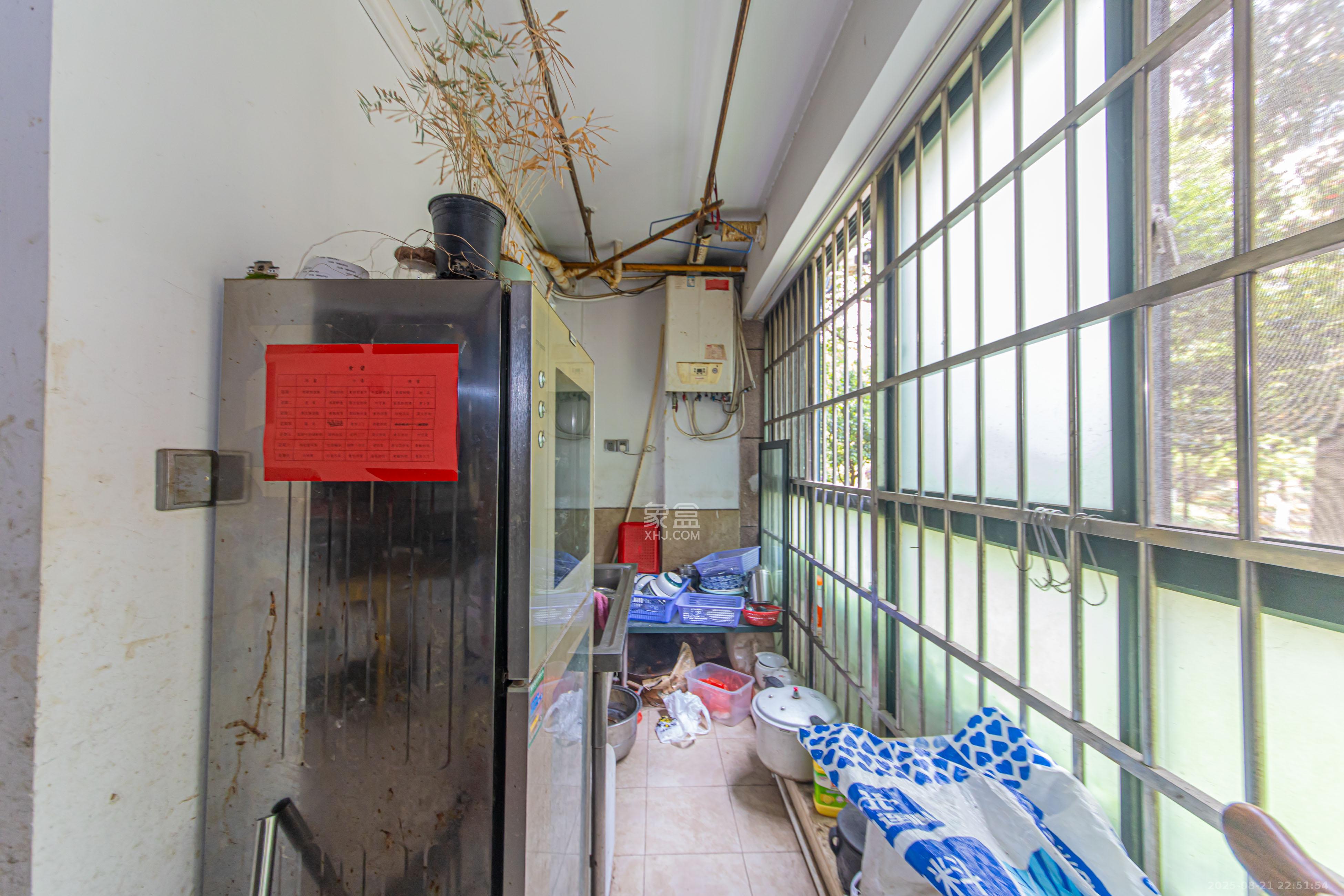 保利花园  4室2厅2卫    140.0万阳台