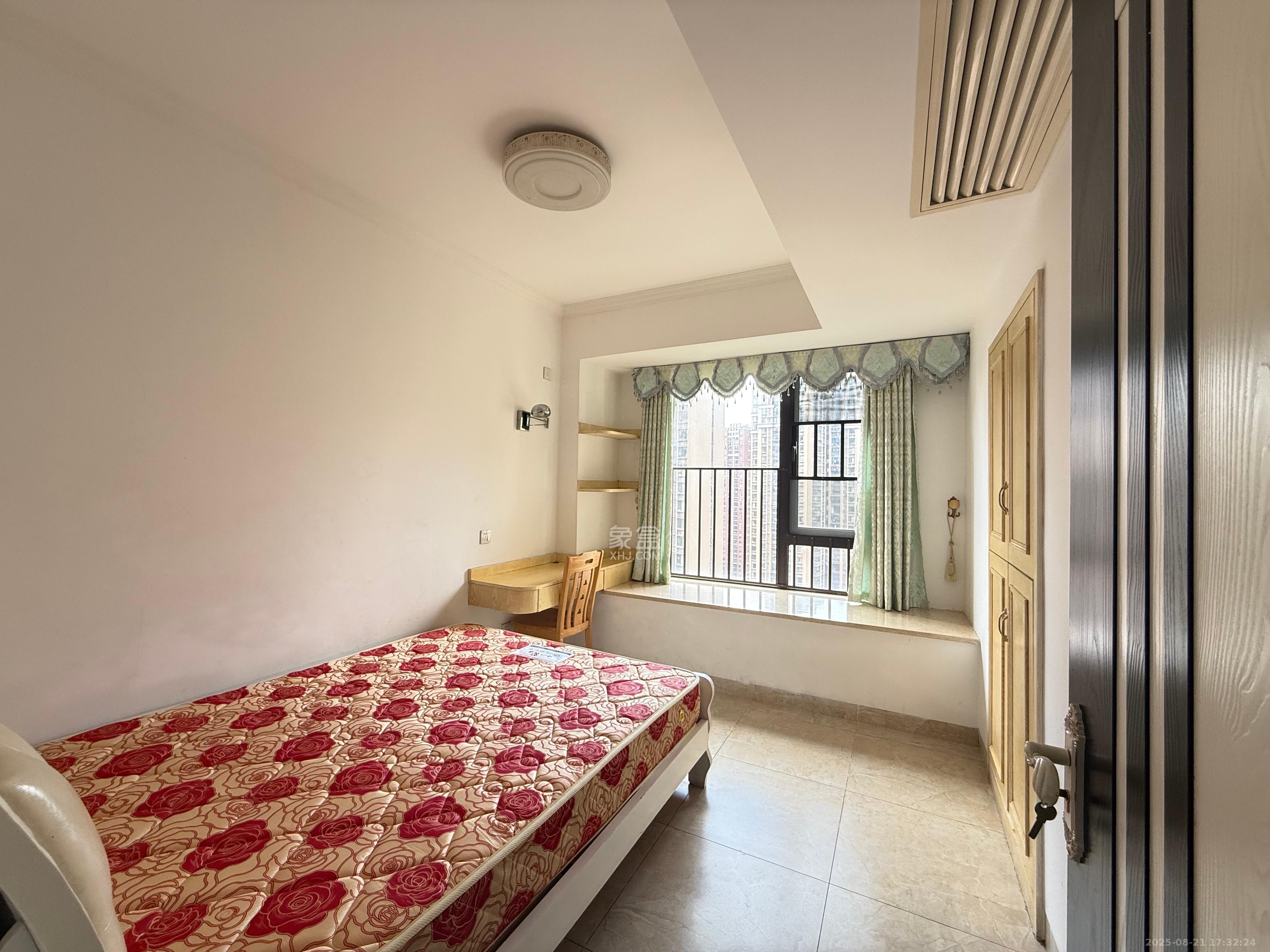 华润凤凰城三期  4室2厅2卫    3400.0元/月 华润凤凰城三期  4室2厅2卫    3400.0元/月室内图