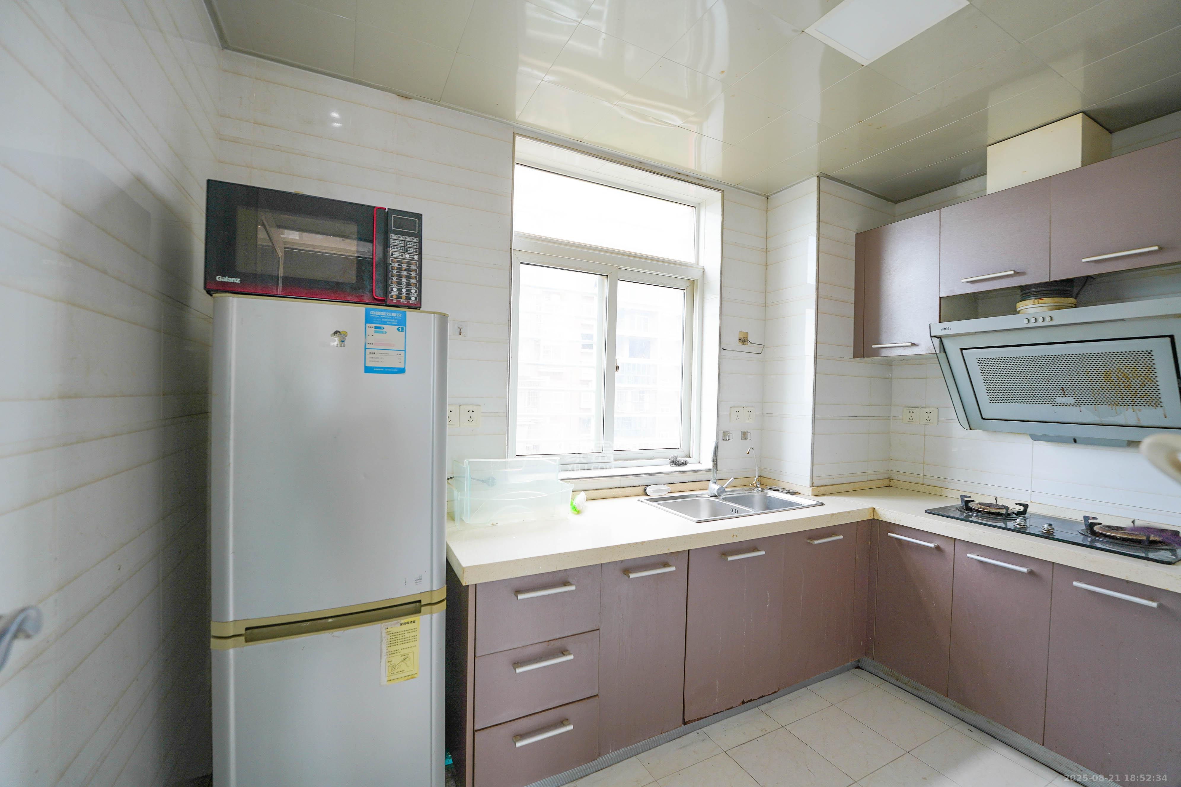 凯富漫城  3室2厅2卫    52.0万 凯富漫城  3室2厅2卫    52.0万厨房