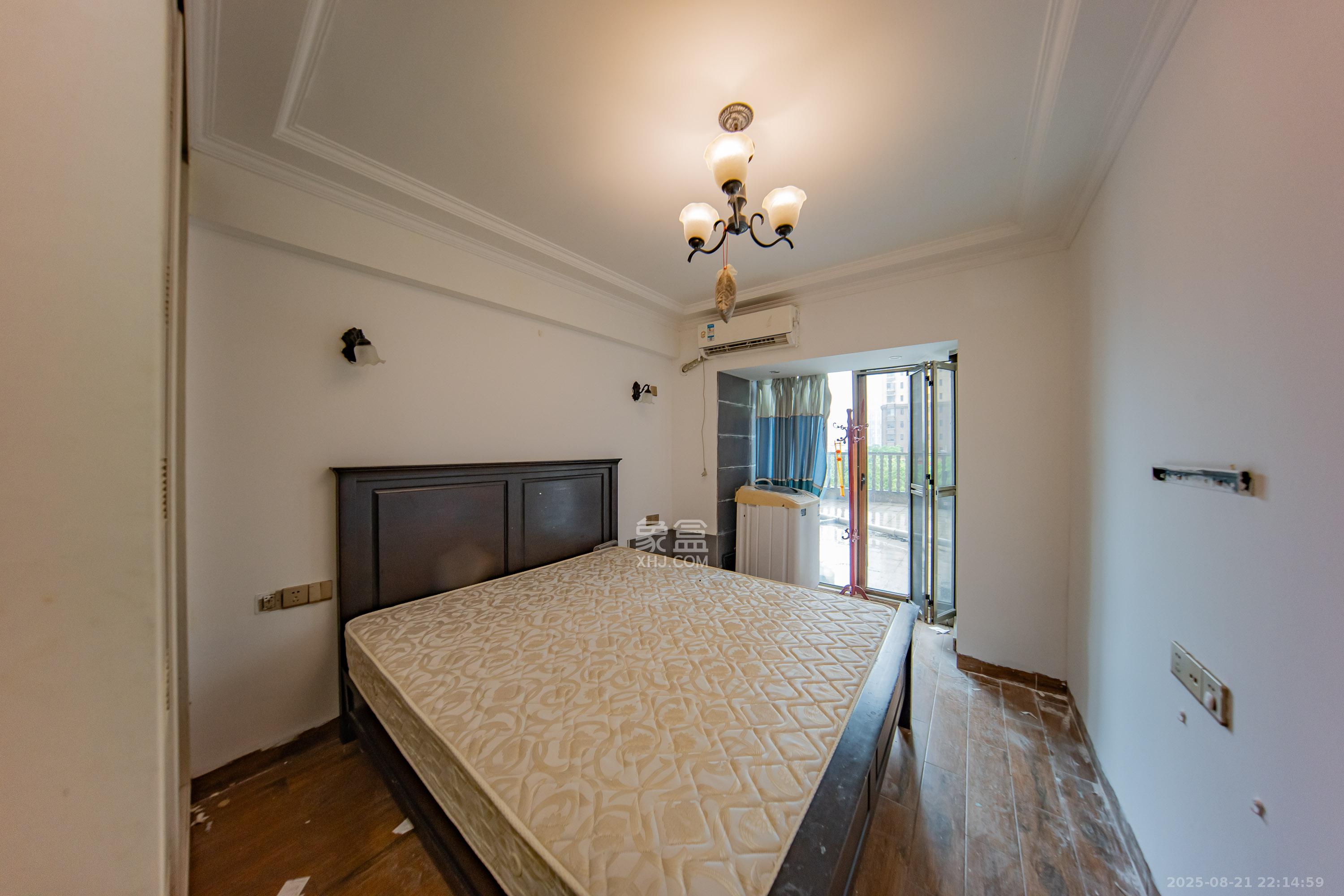 江山帝景哈佛  4室2厅2卫    140.0万卧室