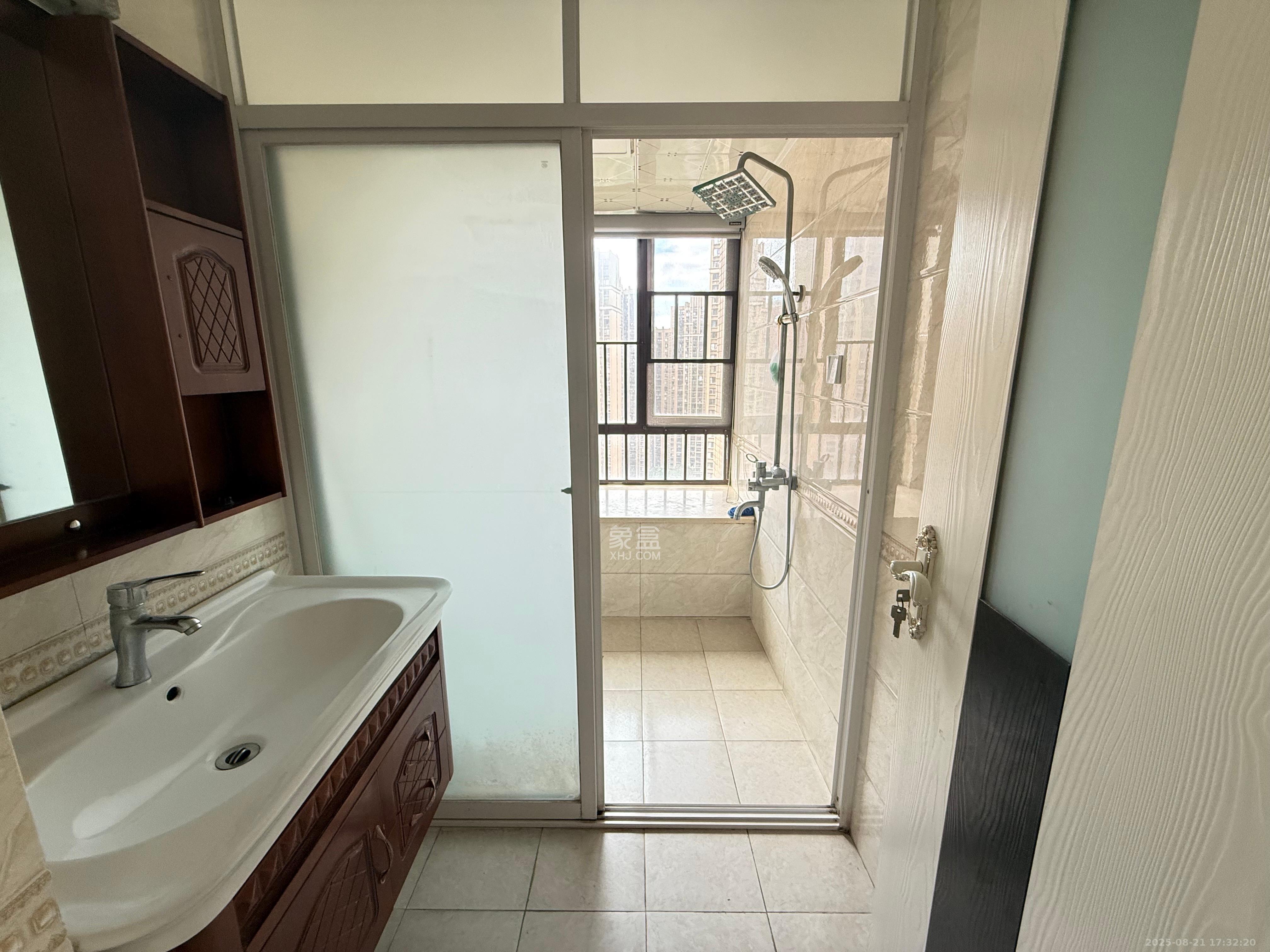 华润凤凰城三期  4室2厅2卫    3400.0元/月 华润凤凰城三期  4室2厅2卫    3400.0元/月室内图