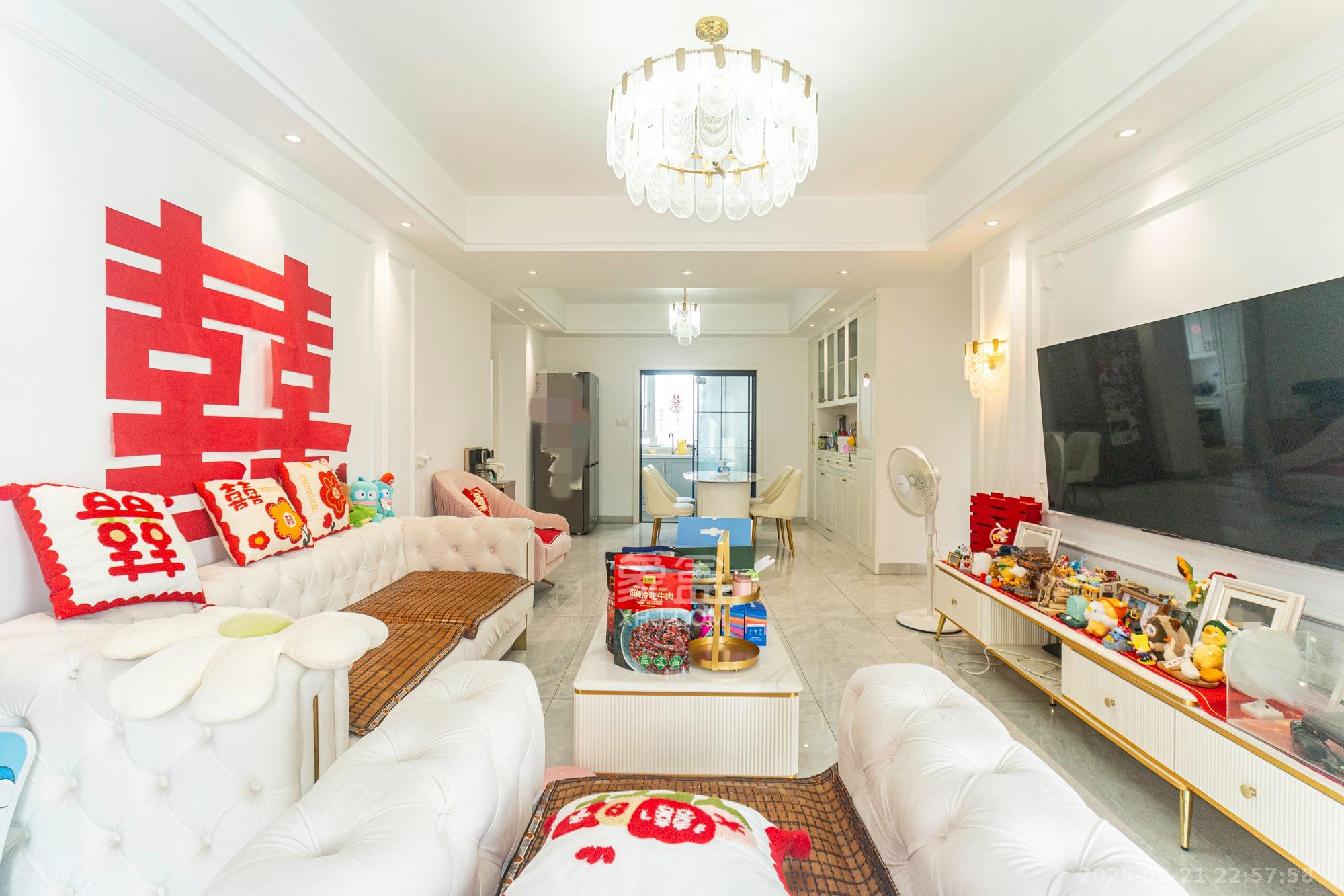 财汇新天地(财汇商务广场) 4室2厅2卫 90.8万 财汇新天地(财汇商务广场) 4室2厅2卫 90.8万客厅