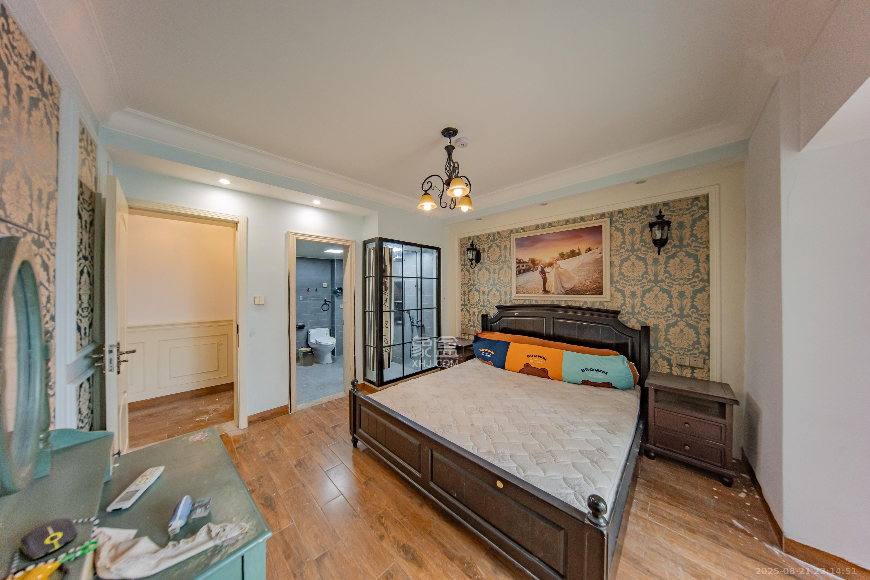 江山帝景哈佛  4室2厅2卫    140.0万卧室