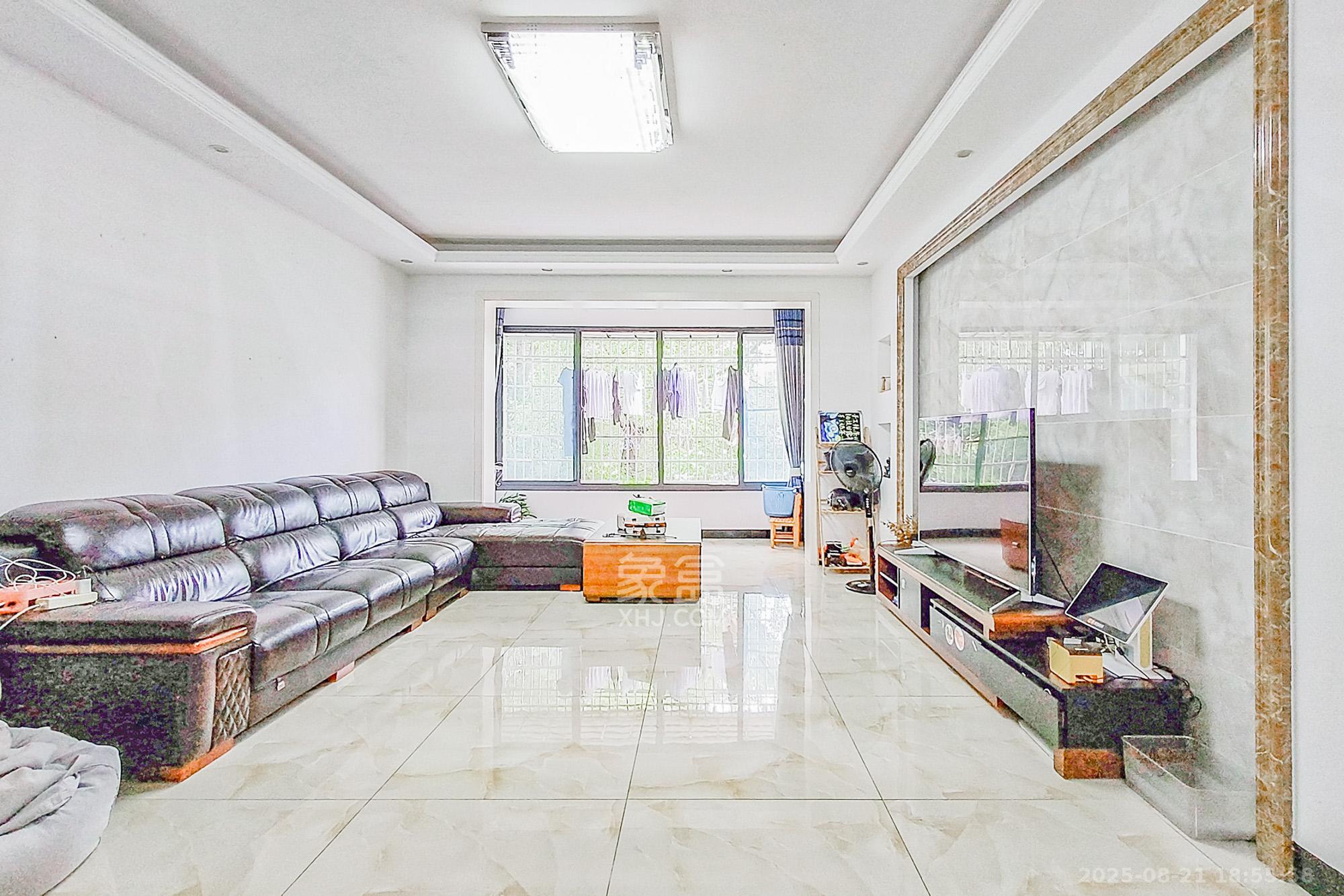 八方小区D区 4室2厅1卫 485.0万 八方小区D区 4室2厅1卫 485.0万客厅