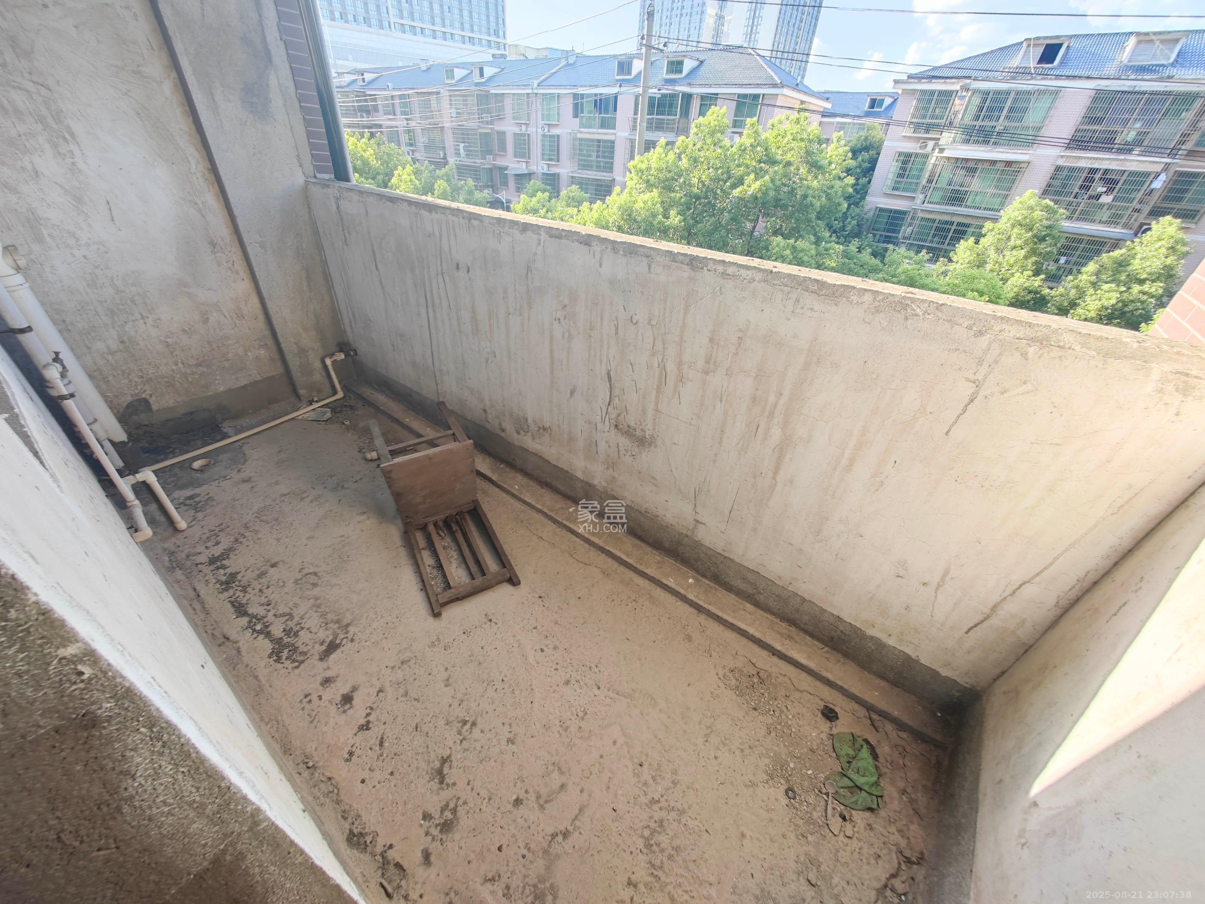 鄱阳小区  3室2厅2卫    98.0万阳台