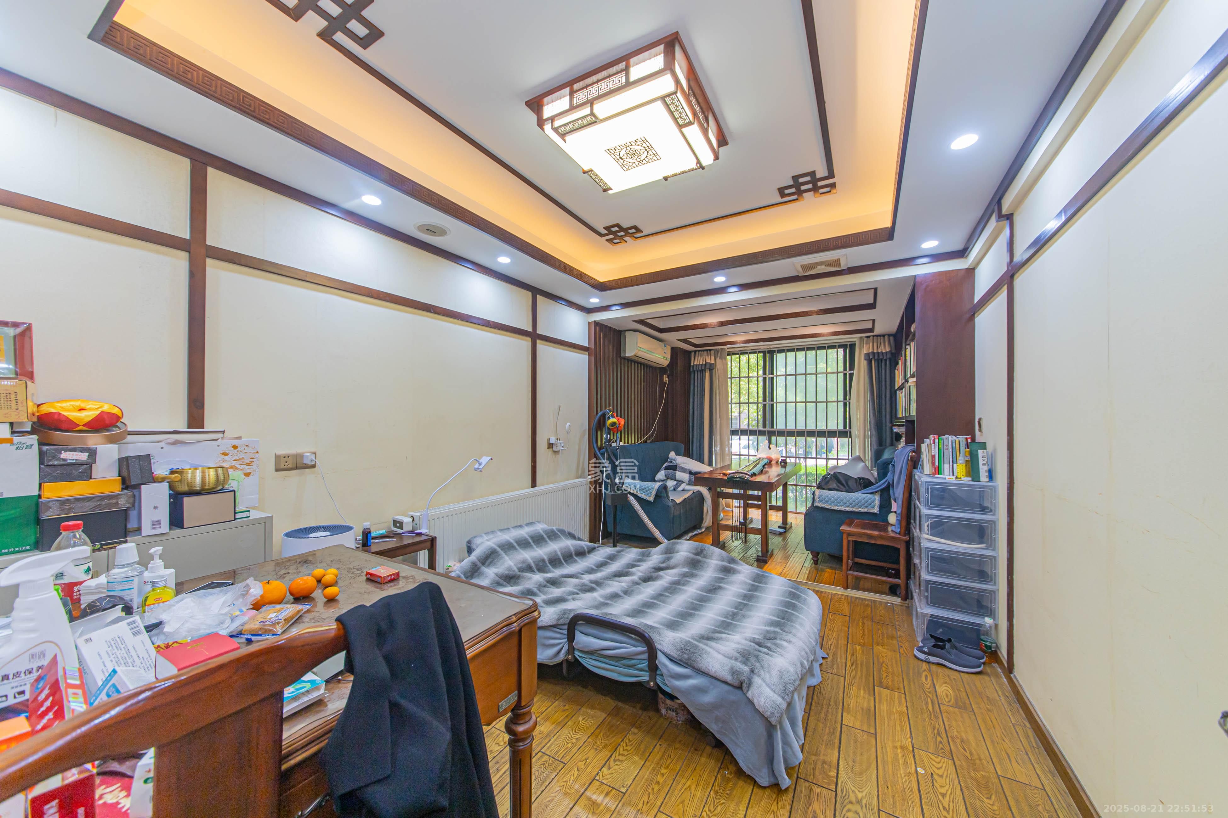 保利花园  4室2厅2卫    140.0万卧室