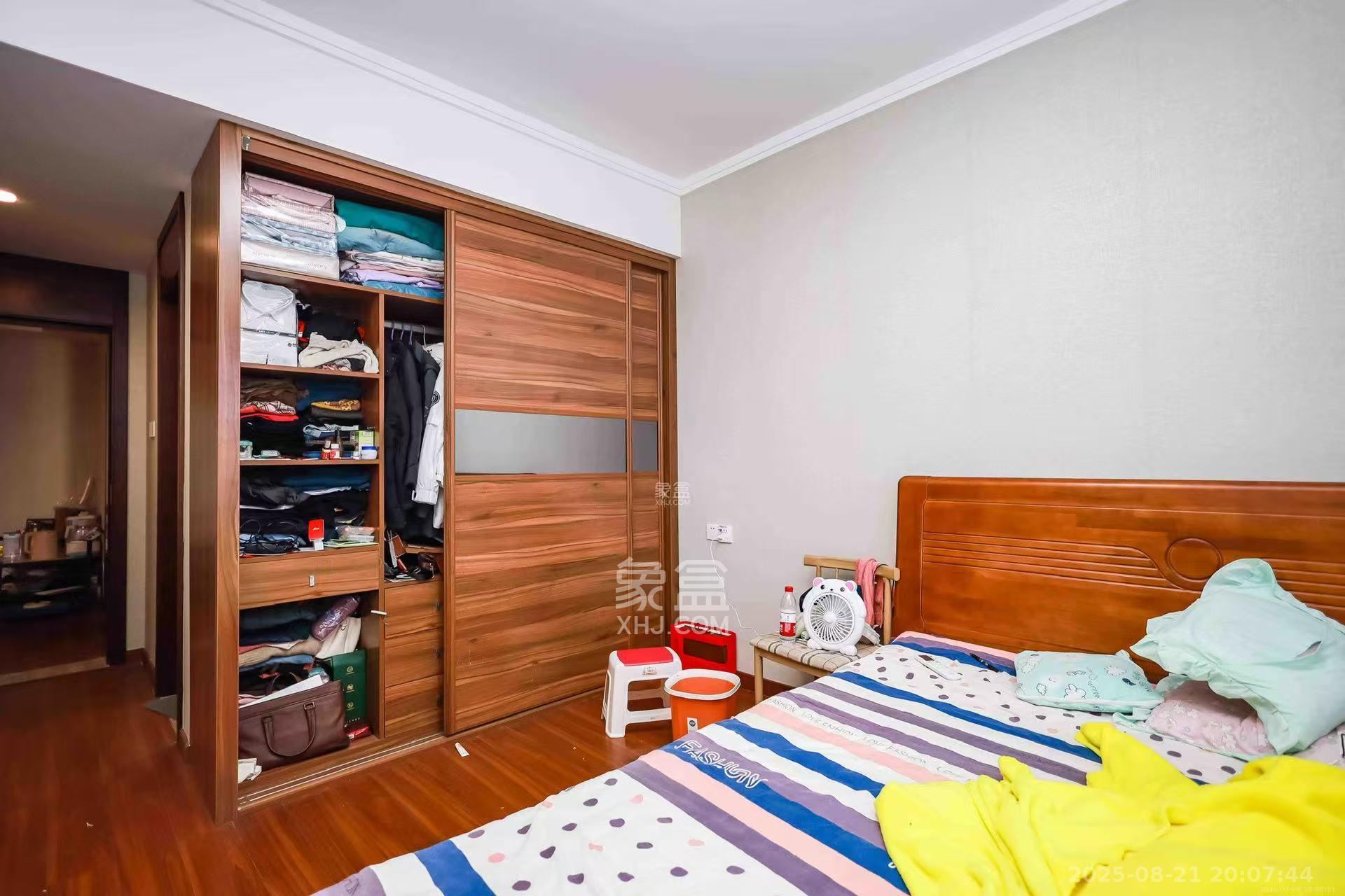 荣泰广场 3室2厅2卫 2800.0元/月 荣泰广场 3室2厅2卫 2800.0元/月室内图