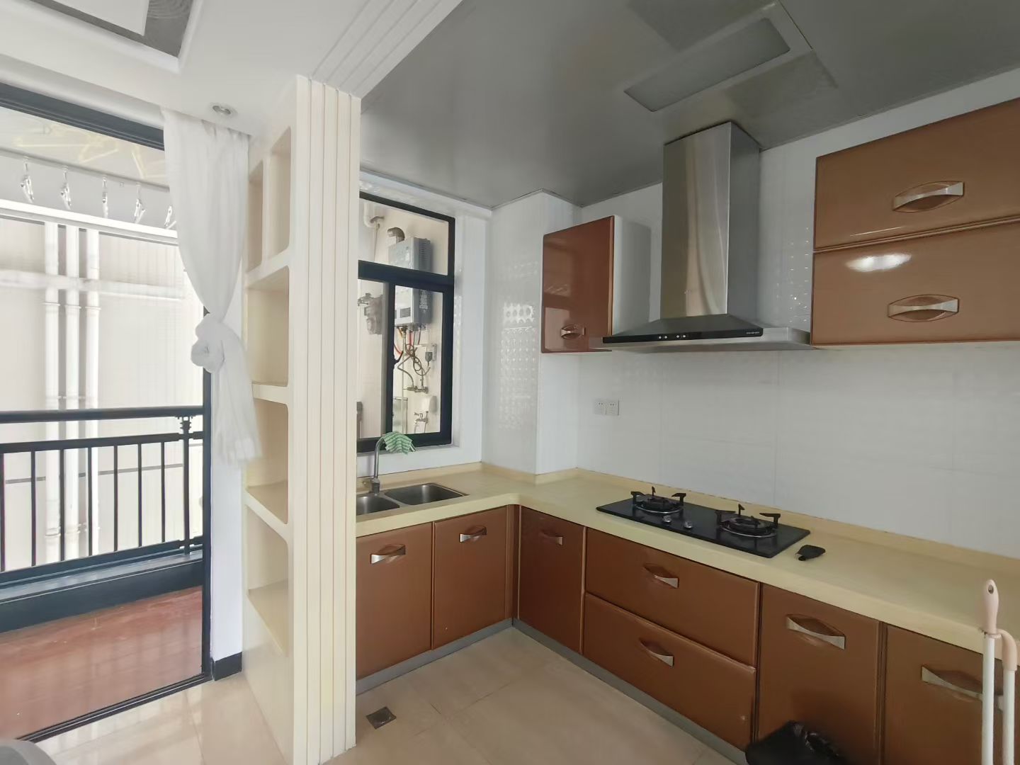 金碧文华 3室2厅2卫 227.0万 金碧文华 3室2厅2卫 227.0万客厅