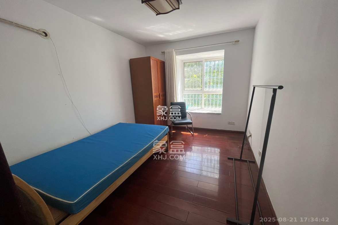 嘉盛华庭(一期、二期、三期)  3室2厅2卫    2400.0元/月 嘉盛华庭(一期、二期、三期)  3室2厅2卫    2400.0元/月室内图