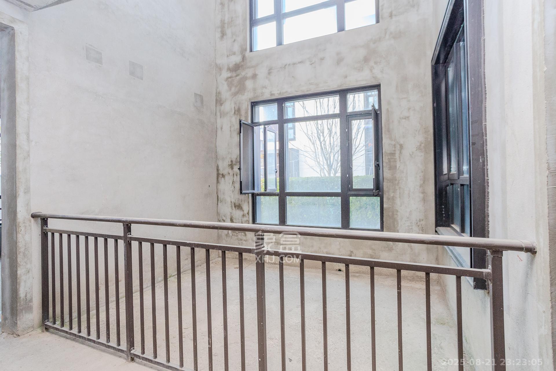 长房润和湘江玥 6室2厅4卫 700.0万 长房润和湘江玥 6室2厅4卫 700.0万客厅