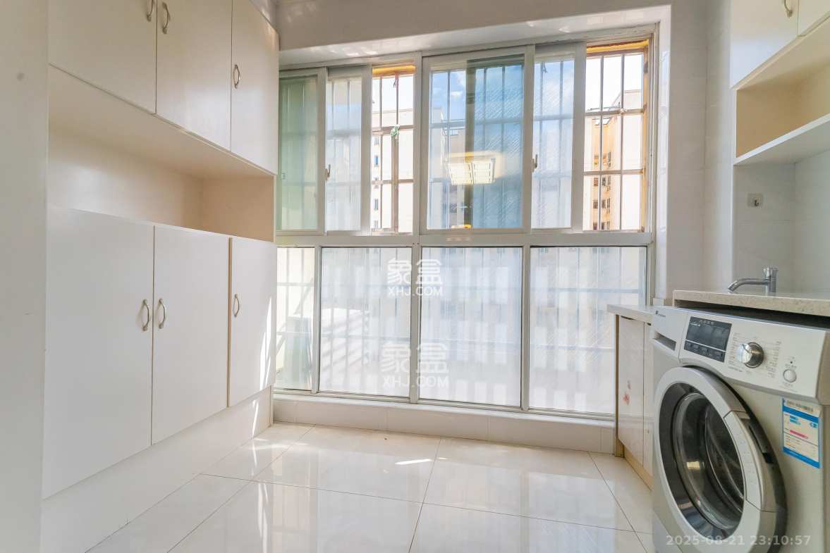 MOMA当代广场  3室2厅1卫    61.8万 MOMA当代广场  3室2厅1卫    61.8万阳台