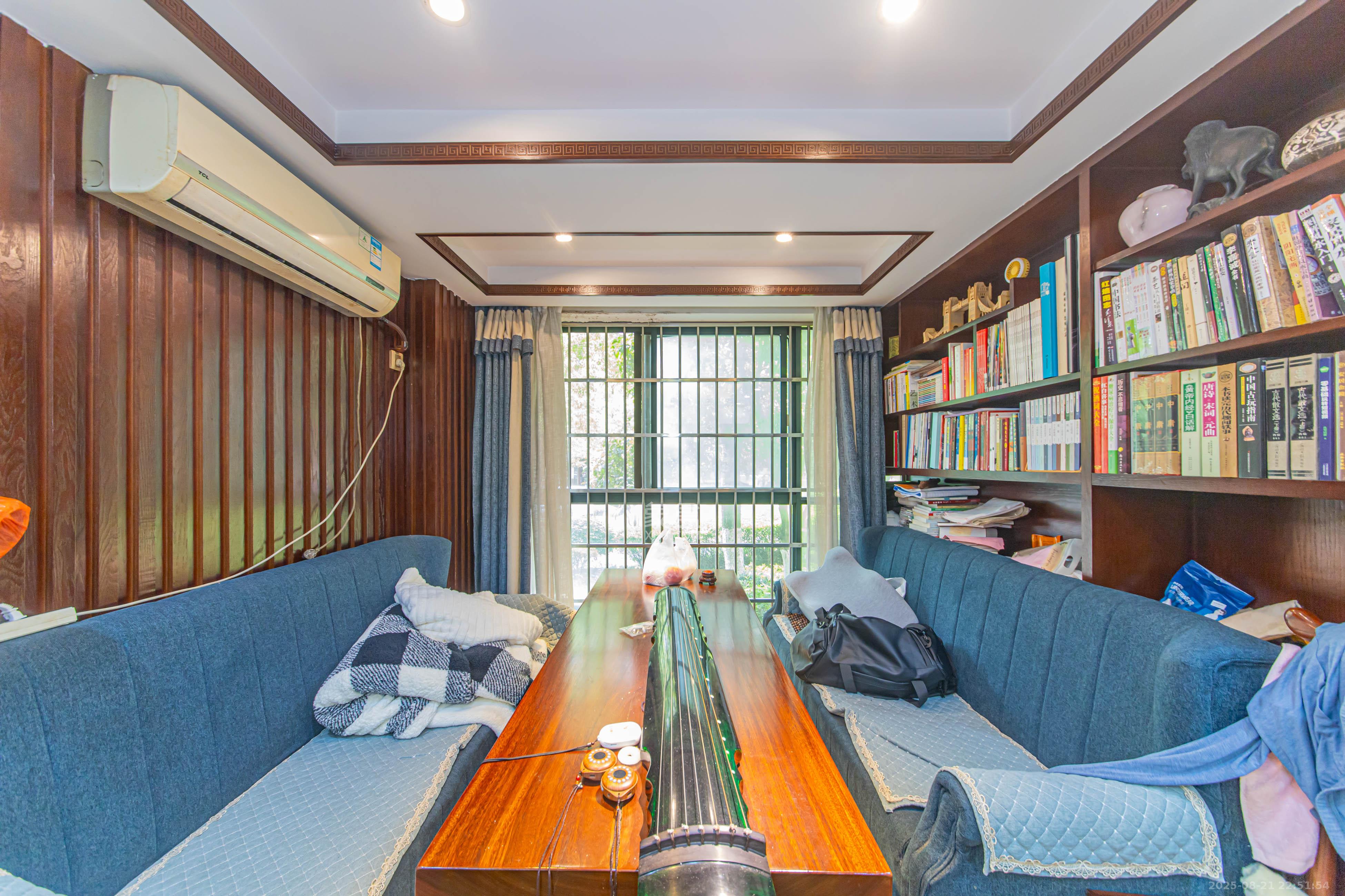 保利花园  4室2厅2卫    140.0万阳台