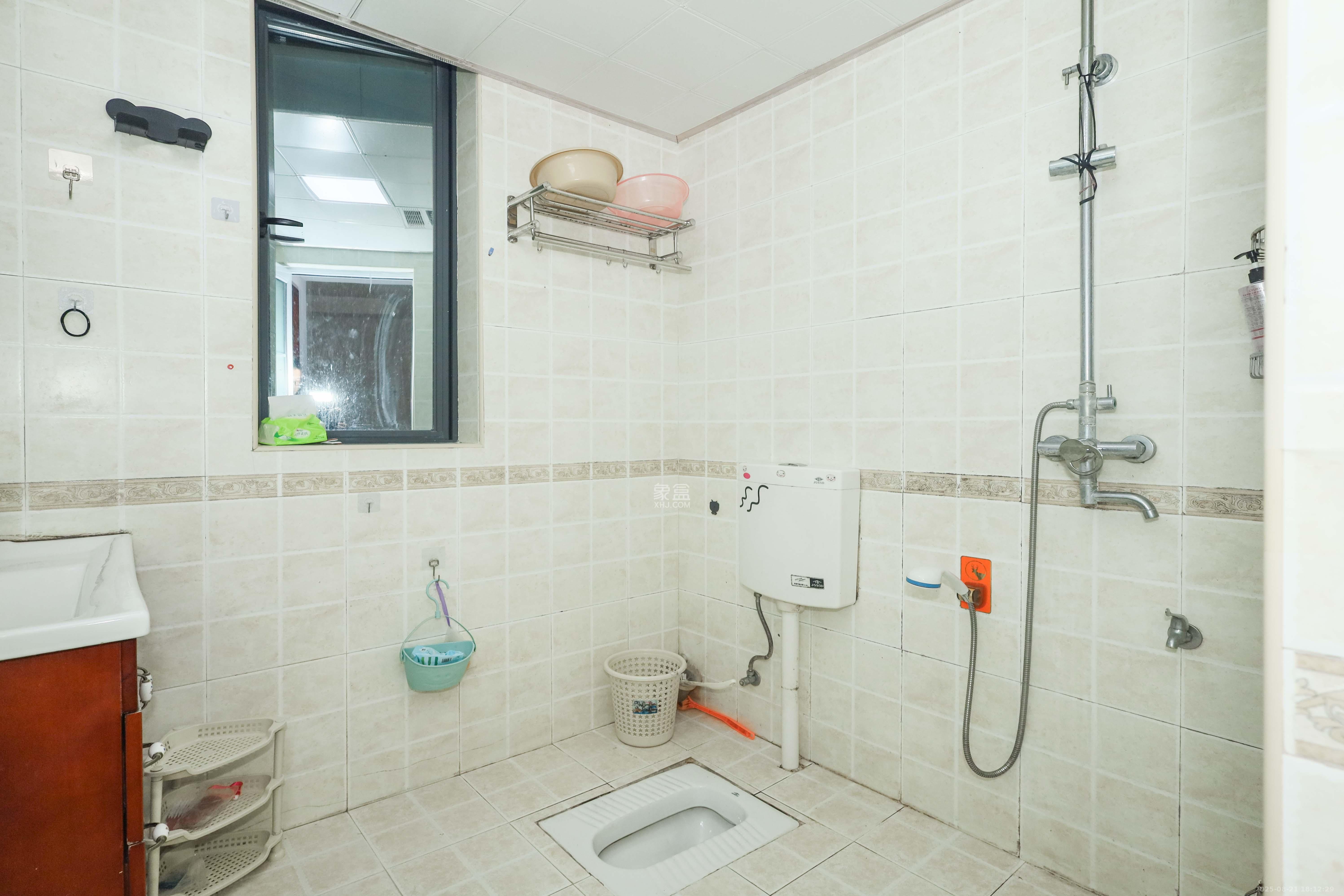 保利麓谷林语C区 2室2厅1卫 68.0万 保利麓谷林语C区 2室2厅1卫 68.0万卫生间