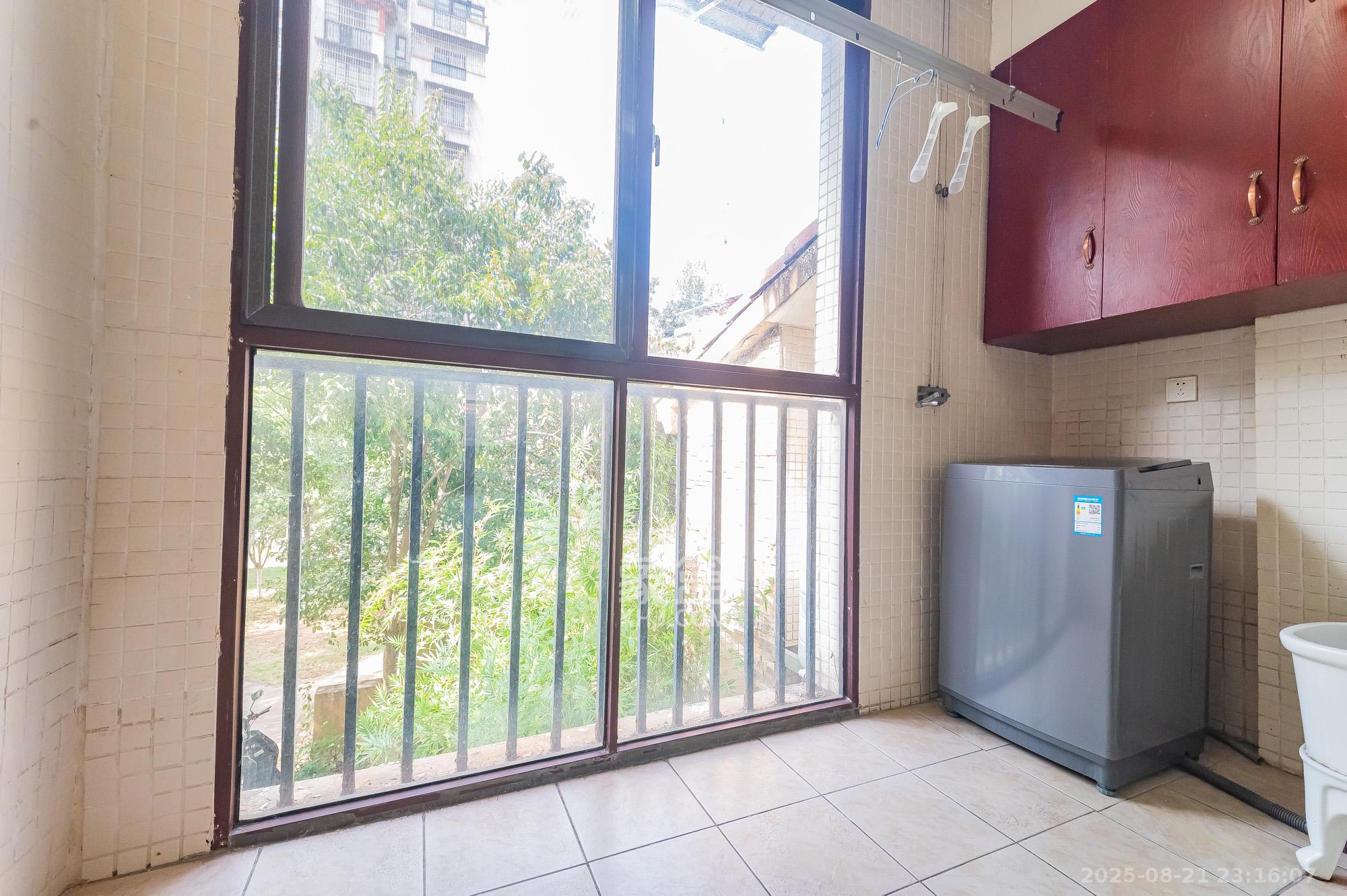 鹏基诺亚山林  3室2厅2卫    94.8万 鹏基诺亚山林  3室2厅2卫    94.8万阳台