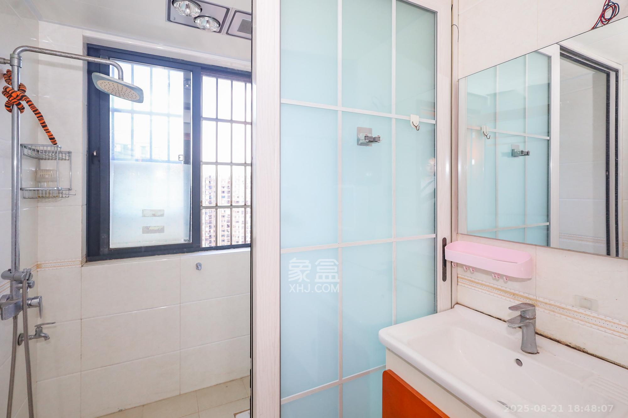 钰龙天下一期  4室2厅2卫    300.0万 钰龙天下一期  4室2厅2卫    300.0万卫生间