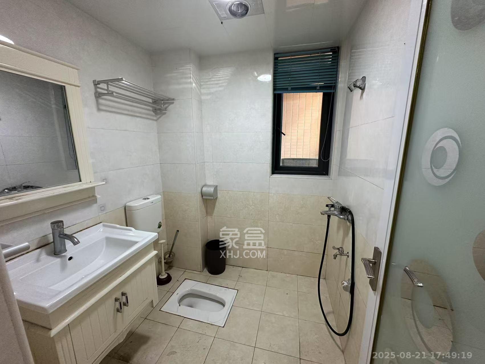 华城广场 2室1厅1卫 2300.0元/月 华城广场 2室1厅1卫 2300.0元/月室内图