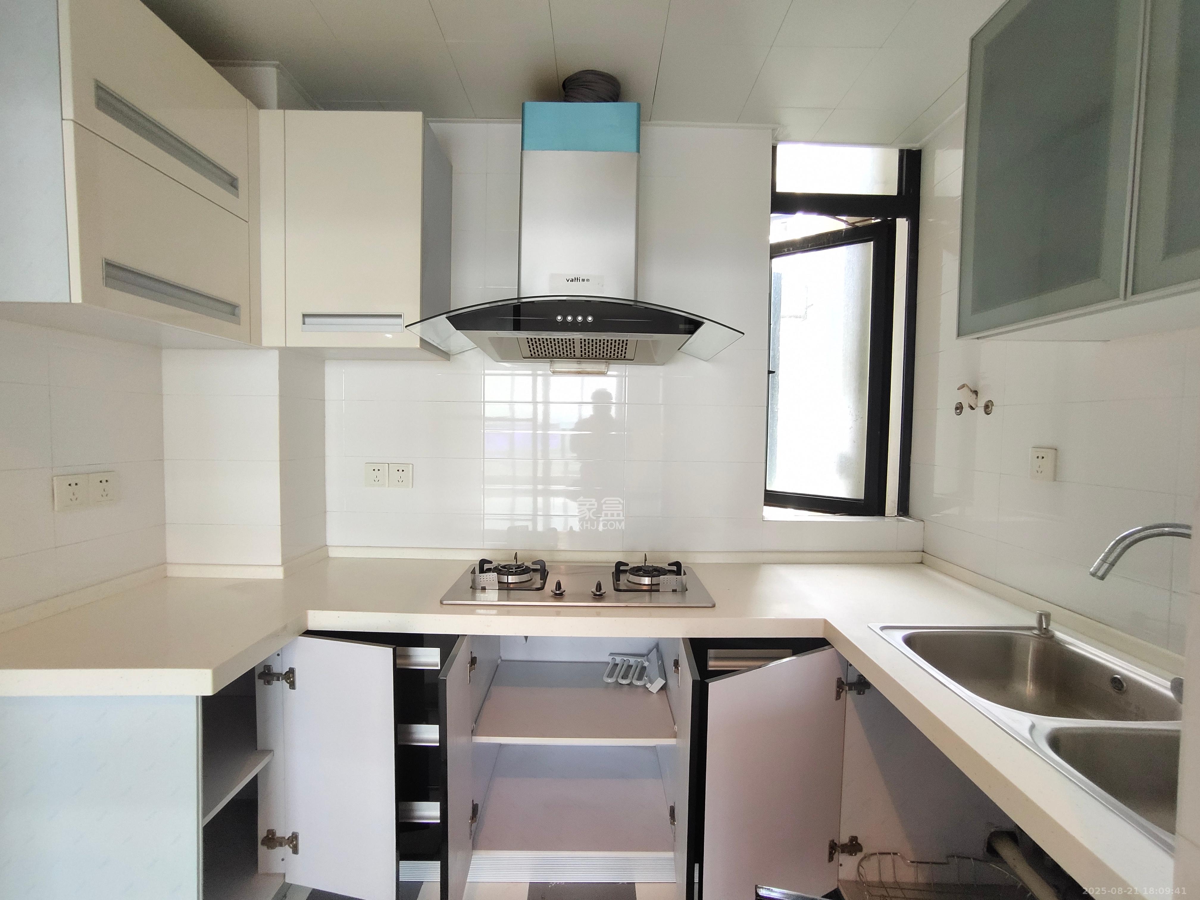 阳光100三期 3室2厅2卫 2300.00元/月 阳光100三期 3室2厅2卫 2300.00元/月室内图