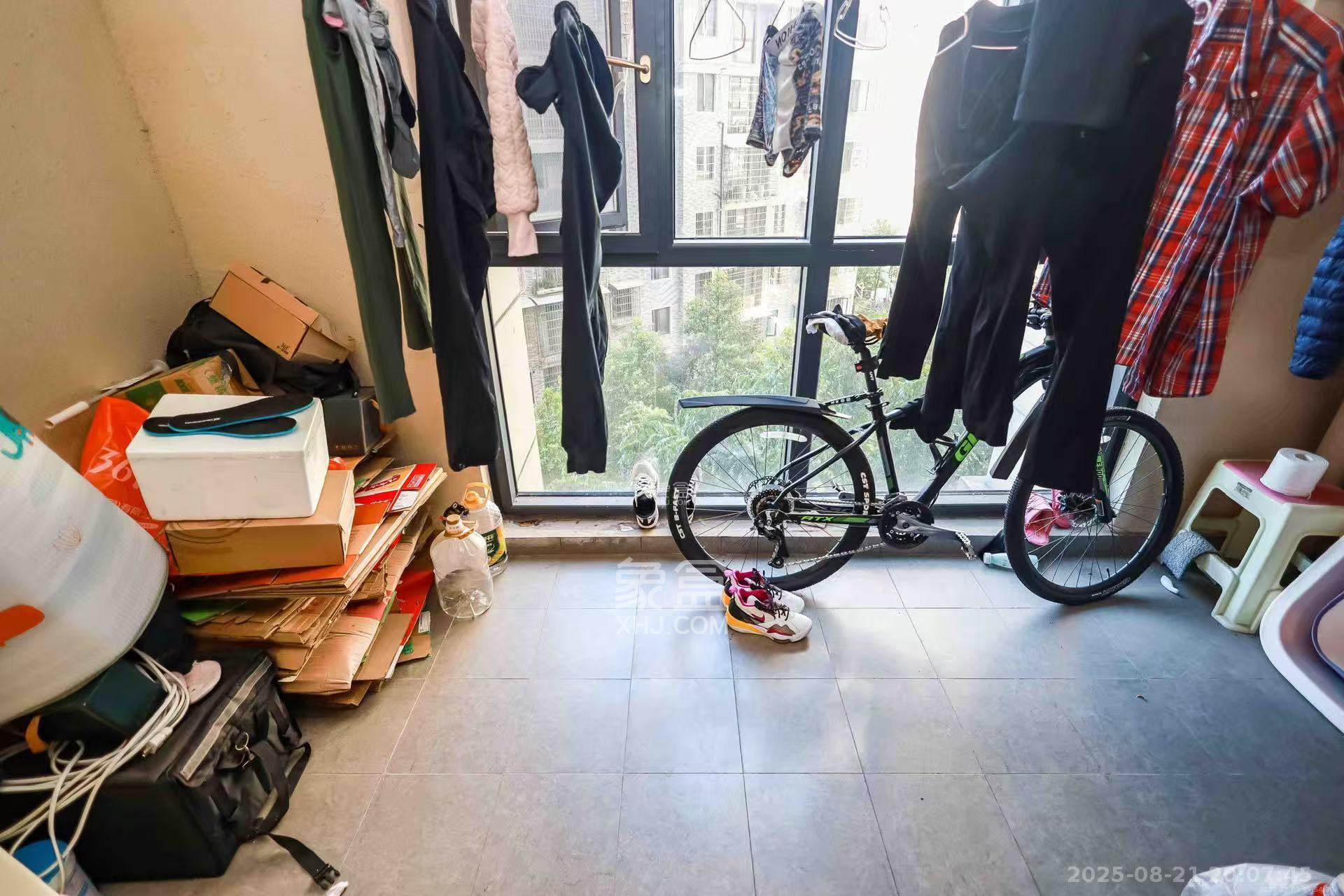 荣泰广场 3室2厅2卫 2800.0元/月 荣泰广场 3室2厅2卫 2800.0元/月室内图