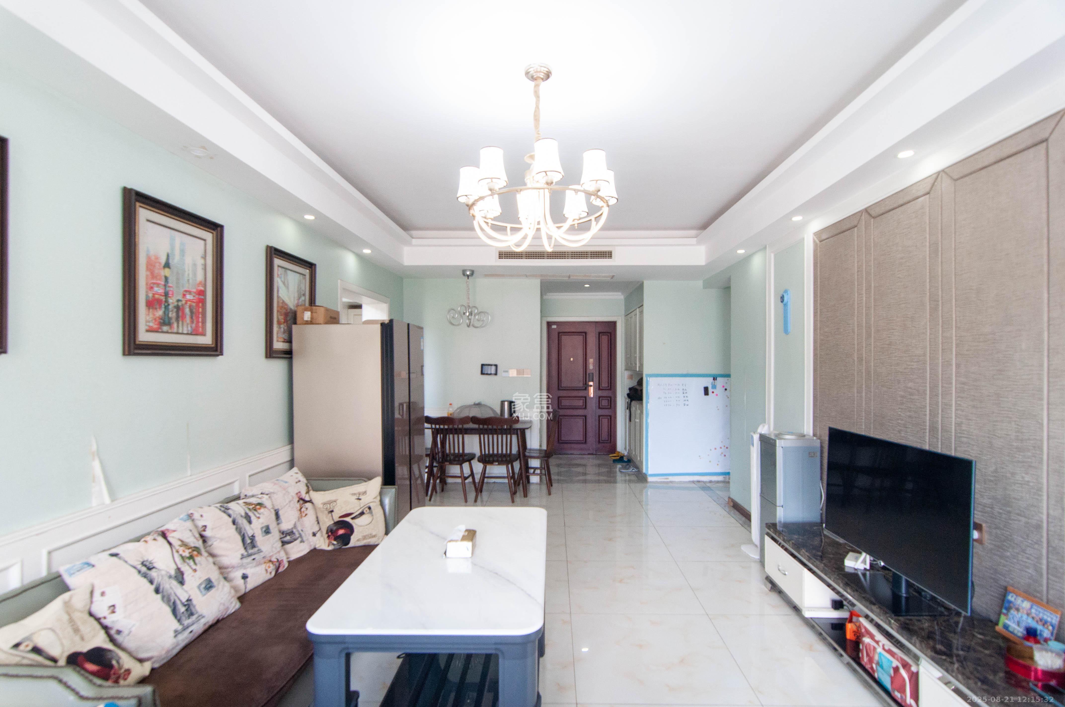 金茂梅溪湖 3室2厅2卫 140.0万 金茂梅溪湖 3室2厅2卫 140.0万客厅