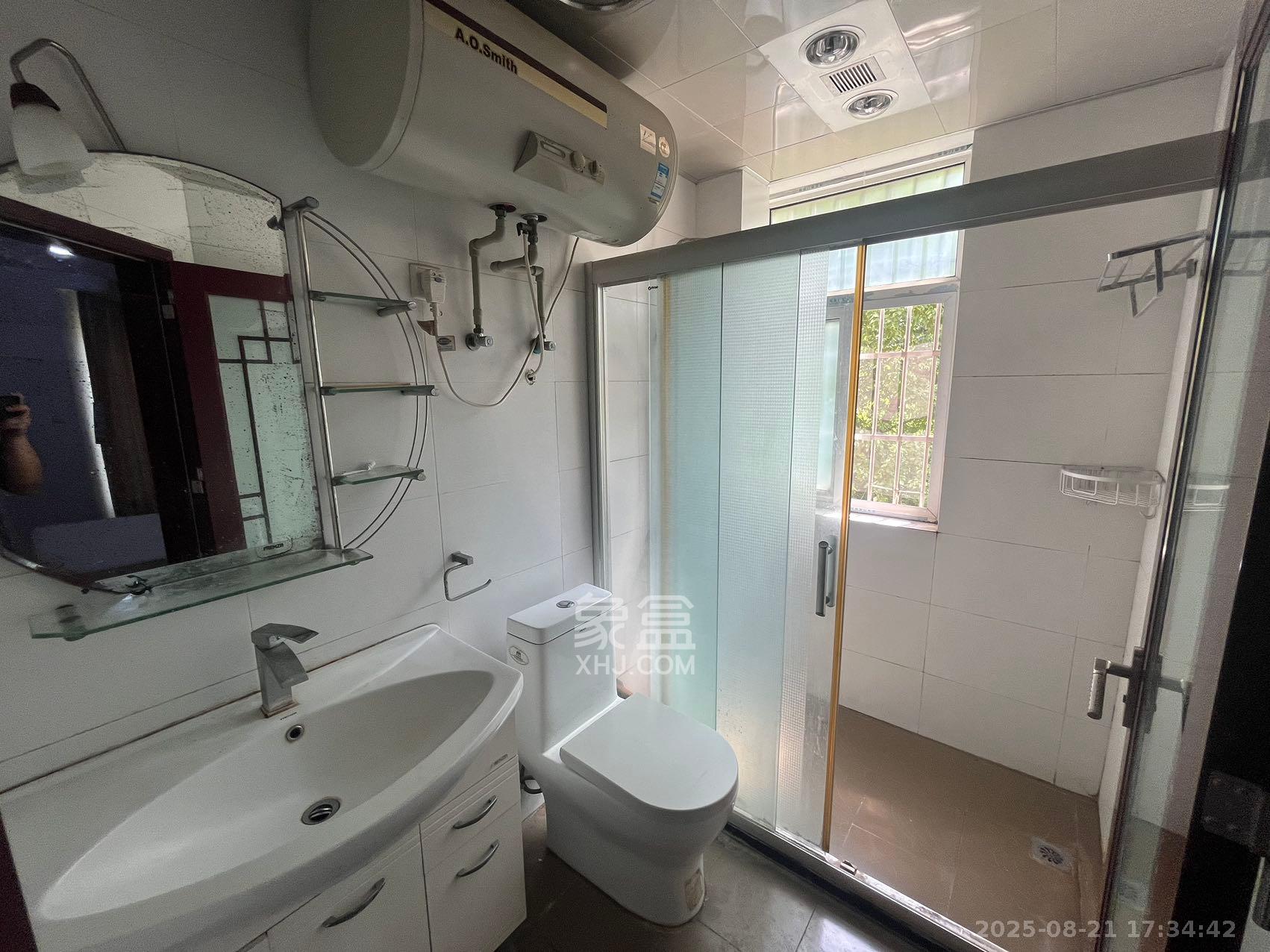 嘉盛华庭（一期、二期、三期）  3室2厅2卫    2400.0元/月室内图