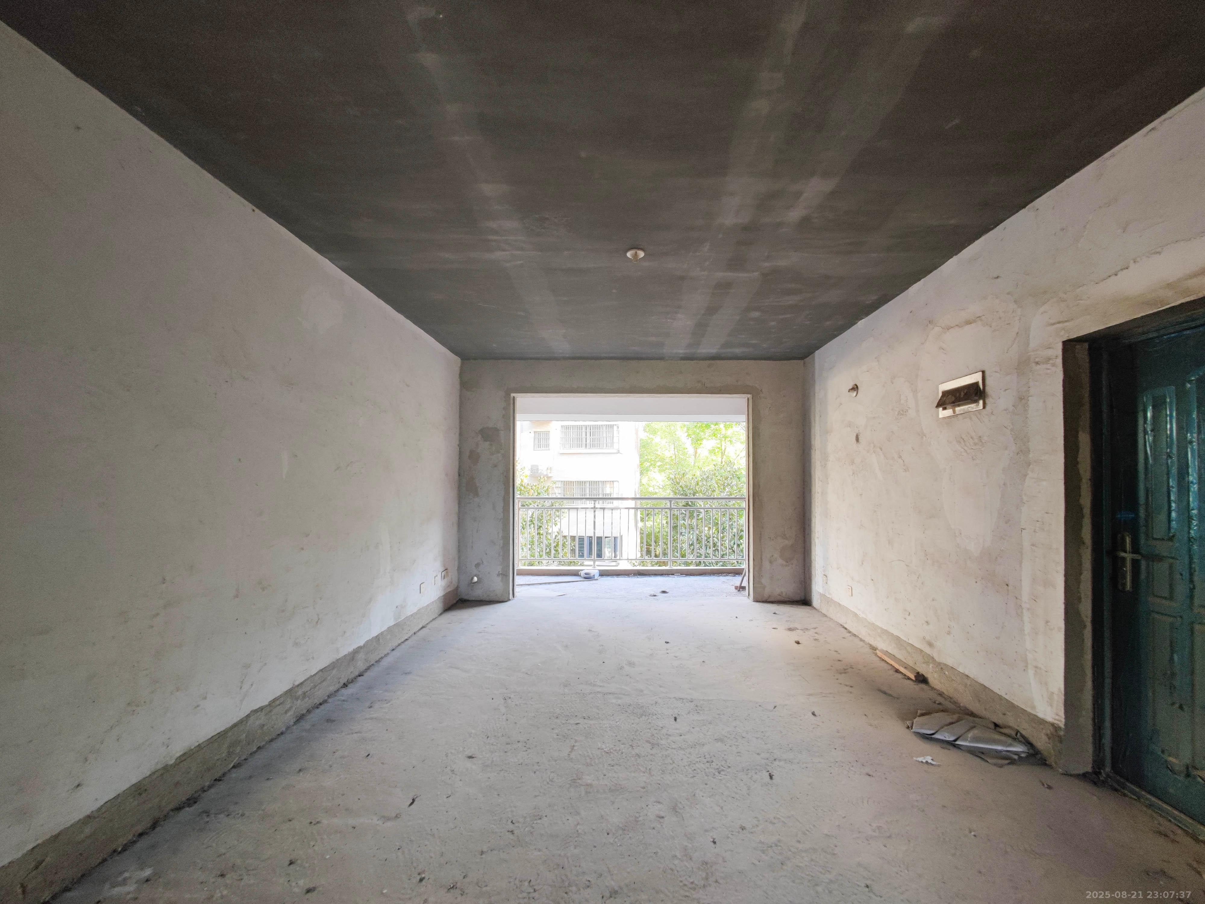 鄱阳小区  3室2厅2卫    98.0万客厅